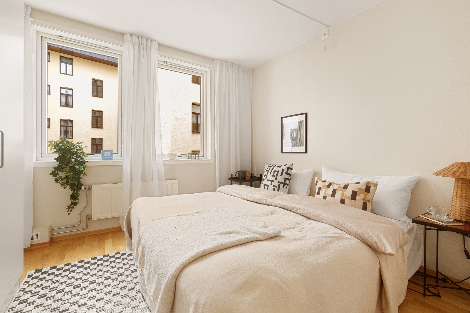 Leiligheten har et godt soverom med fine vindusflater. Rommet har plass til dobbeltseng med nattbord på begge sider Galleribilde