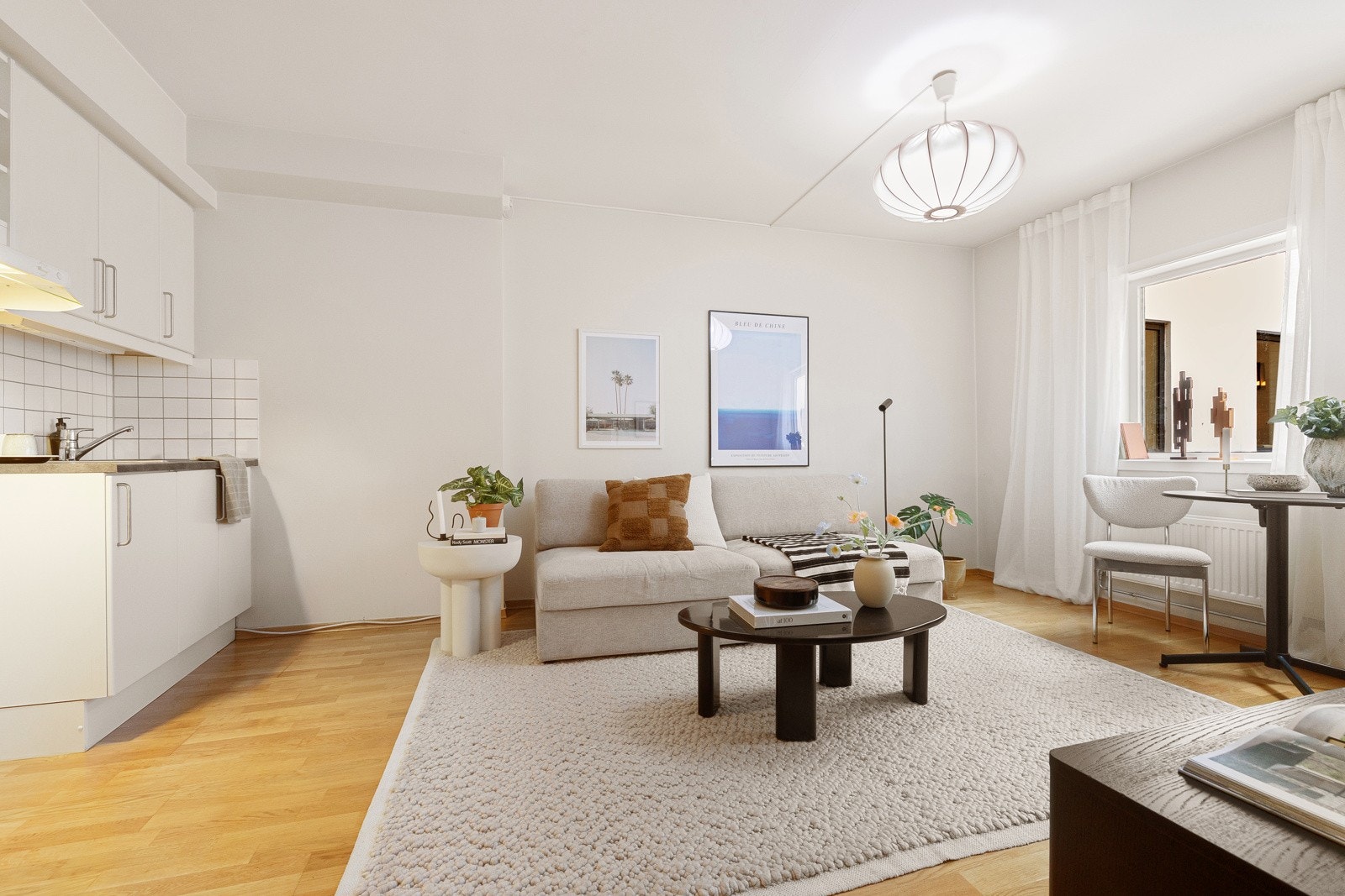 Romslig stue med åpen stue kjøkken løsning som skaper et sosialt oppholdsrom Galleribilde