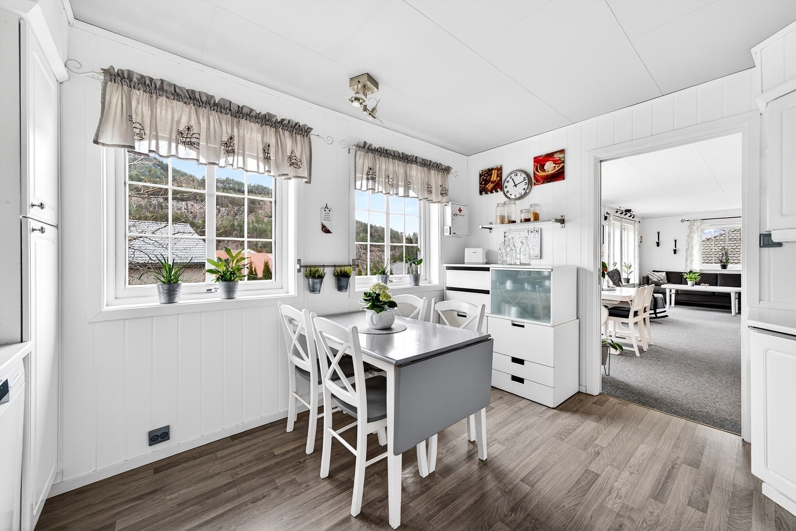 Kjøkken m/spiseplass Galleribilde