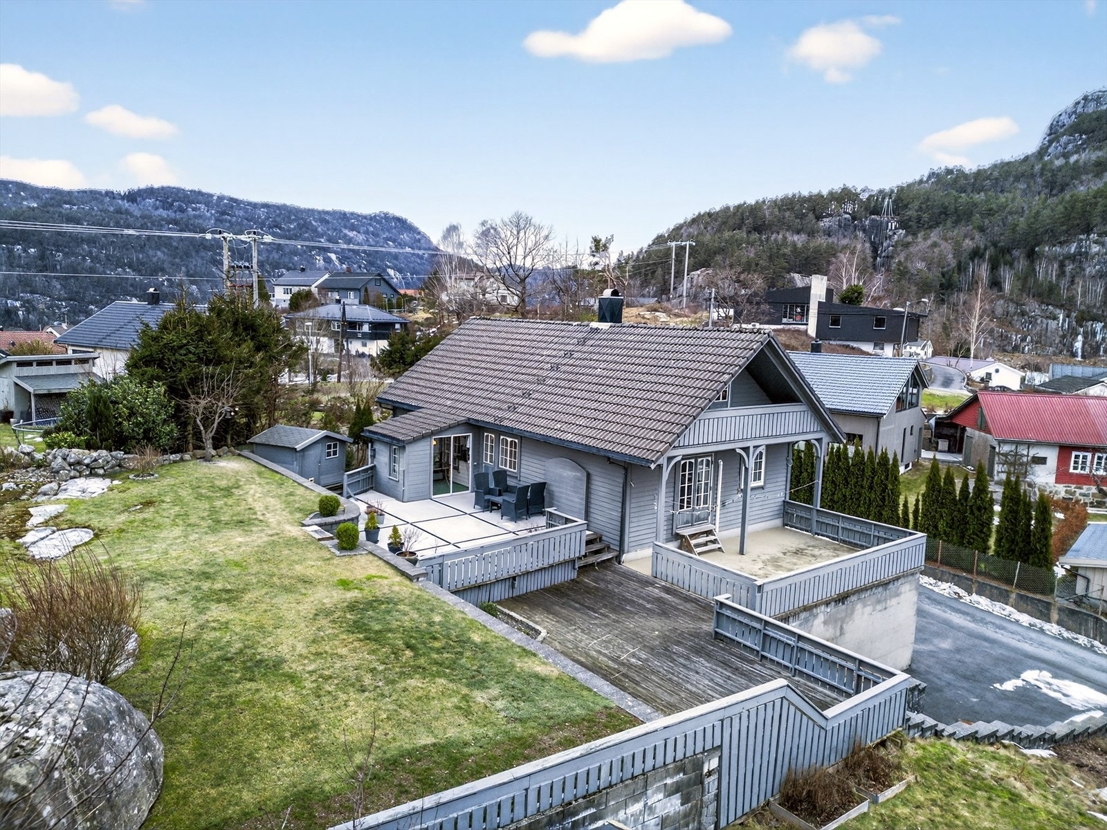 Tomta er opparbeidet med flere solrike soner. Galleribilde