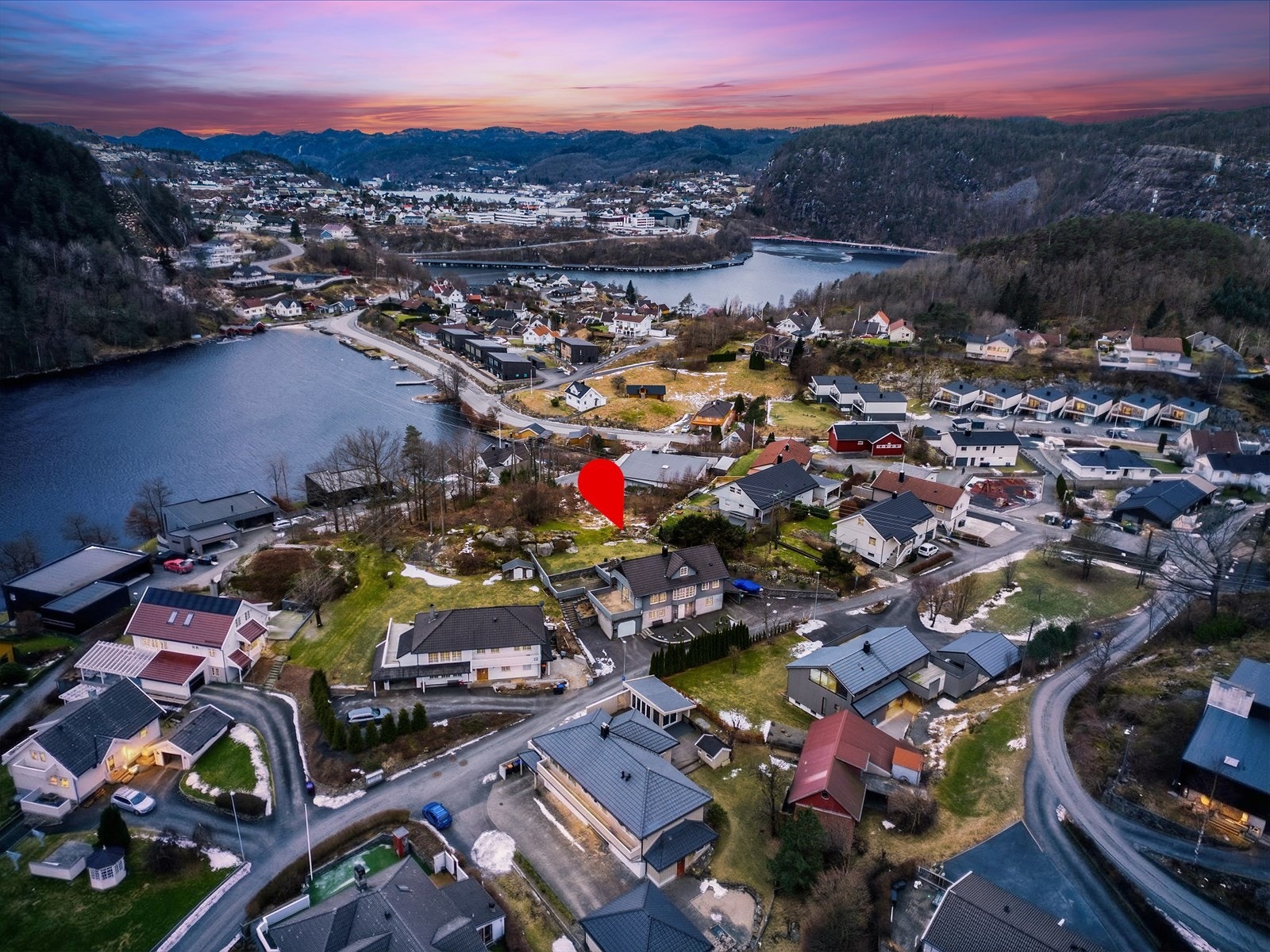 Eiendommen ligger meget fint, idyllisk og solrikt til på Drangeid i et attraktivt boligfelt på Eidsodden i rolig blindvei. Galleribilde