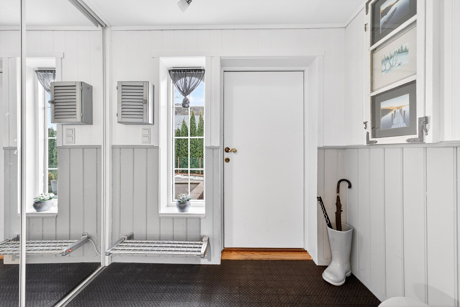 Lys og innbydende entré med praktisk skyvedørsgarderobe. Galleribilde