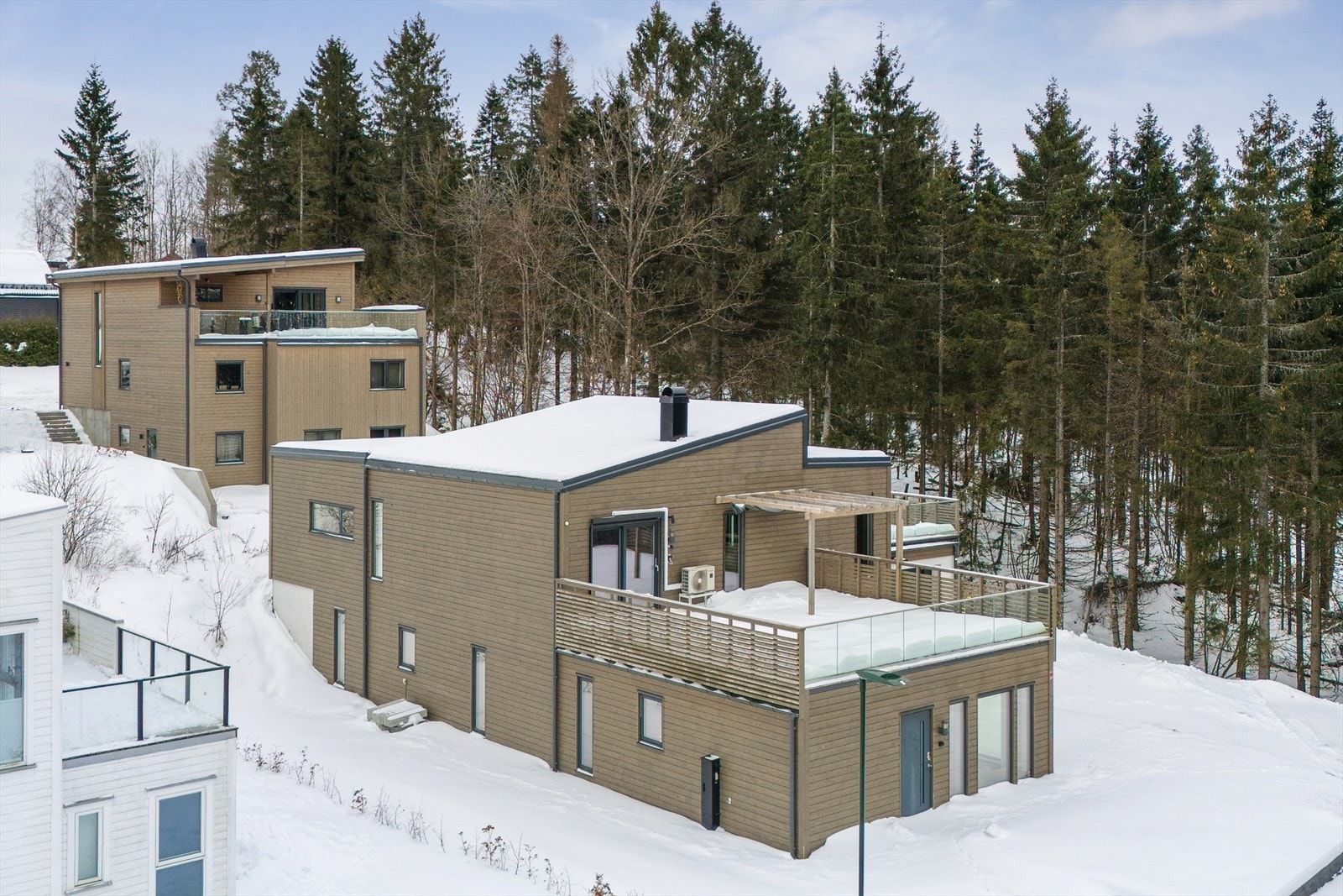 Eiendommen ligger innerst i en fredelig blindvei på Solsiden, et barnevennlig og etablert boligområde. Galleribilde