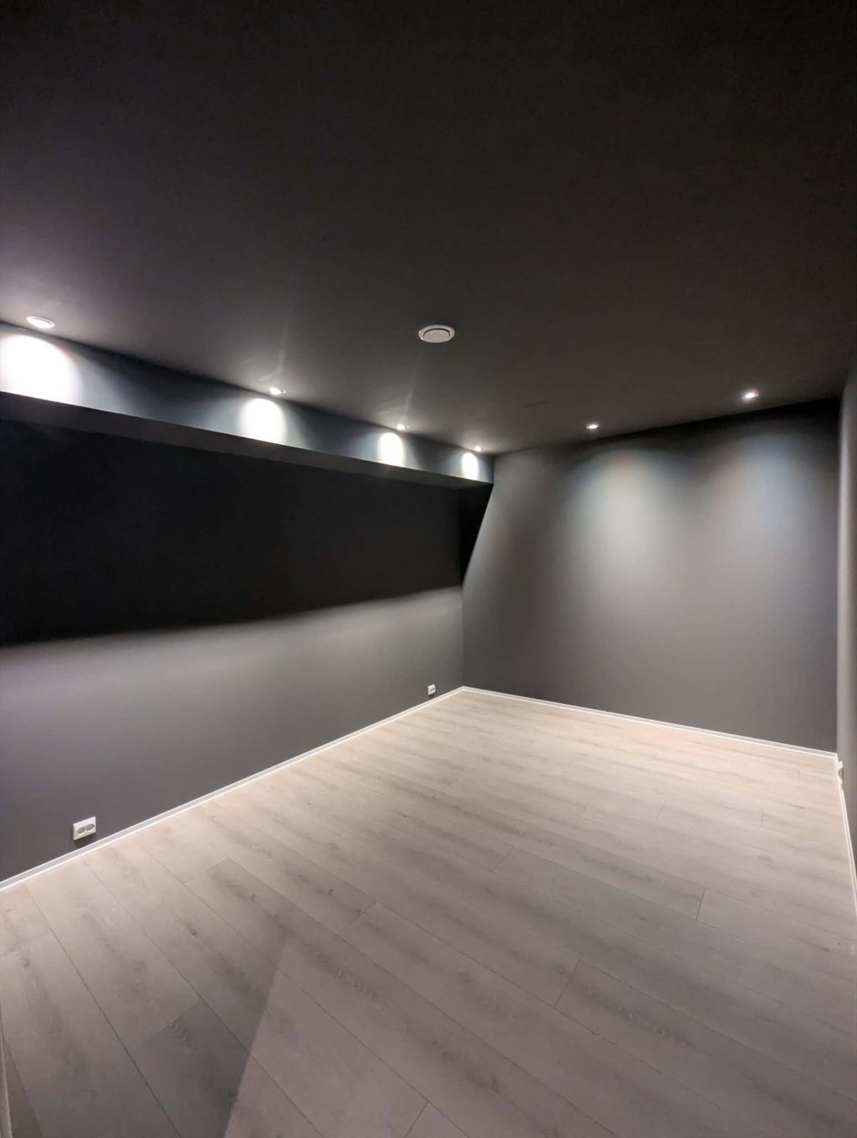 Dette er et perfekt rom for deg som ønsker ditt eget private kinorom hjemme. Galleribilde