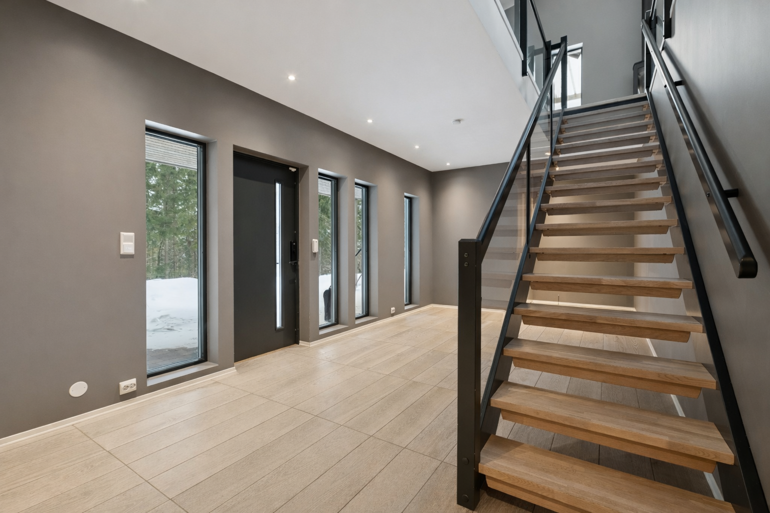 Vel innenfor inngangsdøren kommer man inn i en romslig entré med god plass til oppbevaring av yttertøy. Galleribilde