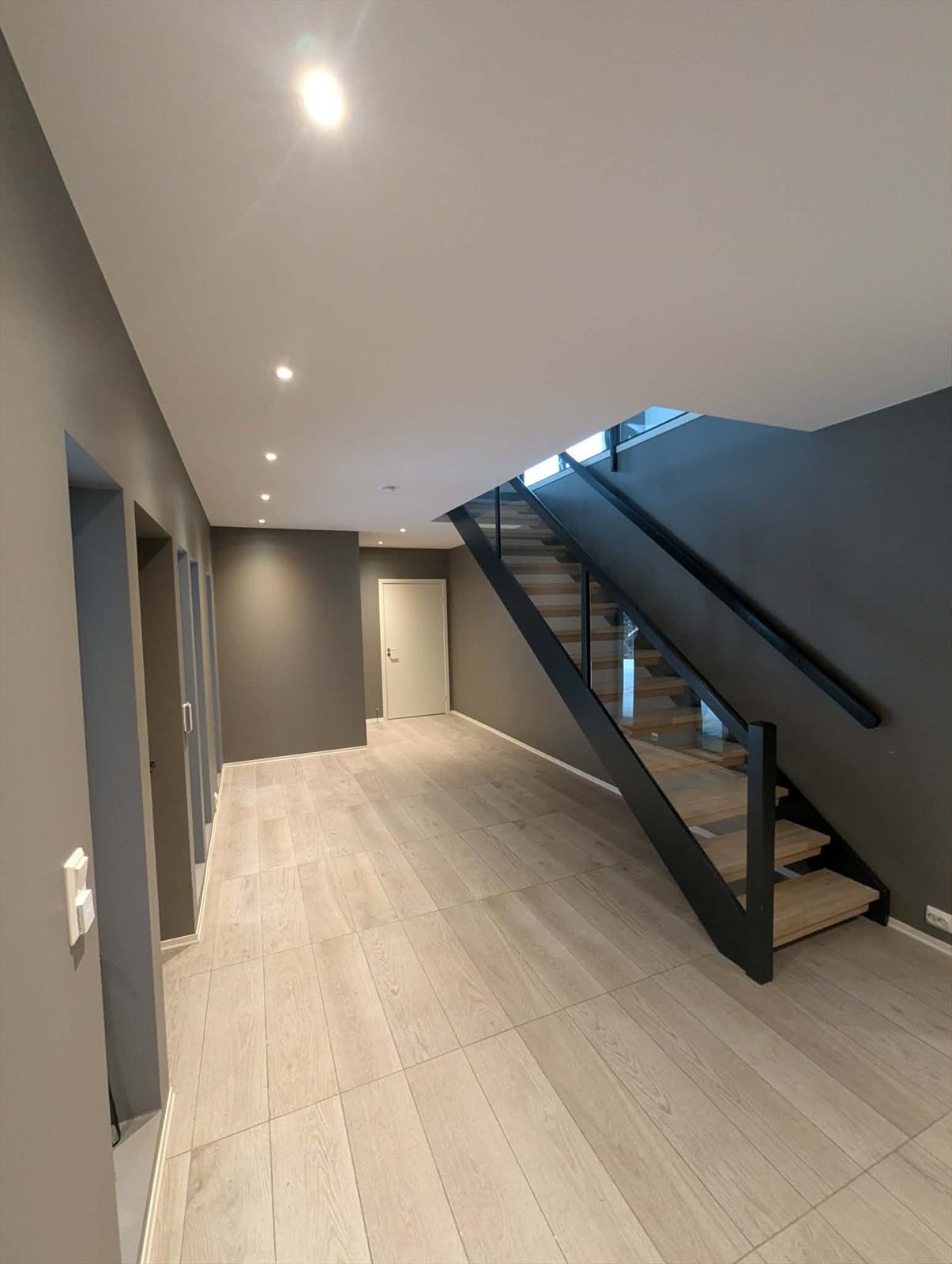 Det er nylig installert inn en dør mellom hoveddelen og hybelen, denne fremkommer ikke på de andre bildene. Galleribilde