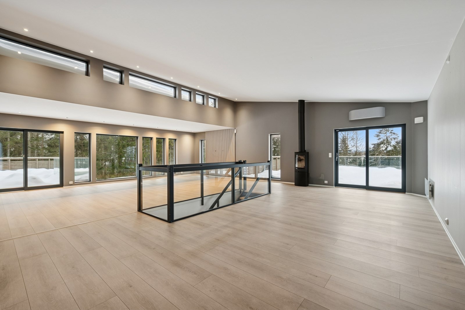 Stuen i andre etasje har en imponerende takhøyde og store vindusflater som gir rikelig med dagslys. Galleribilde