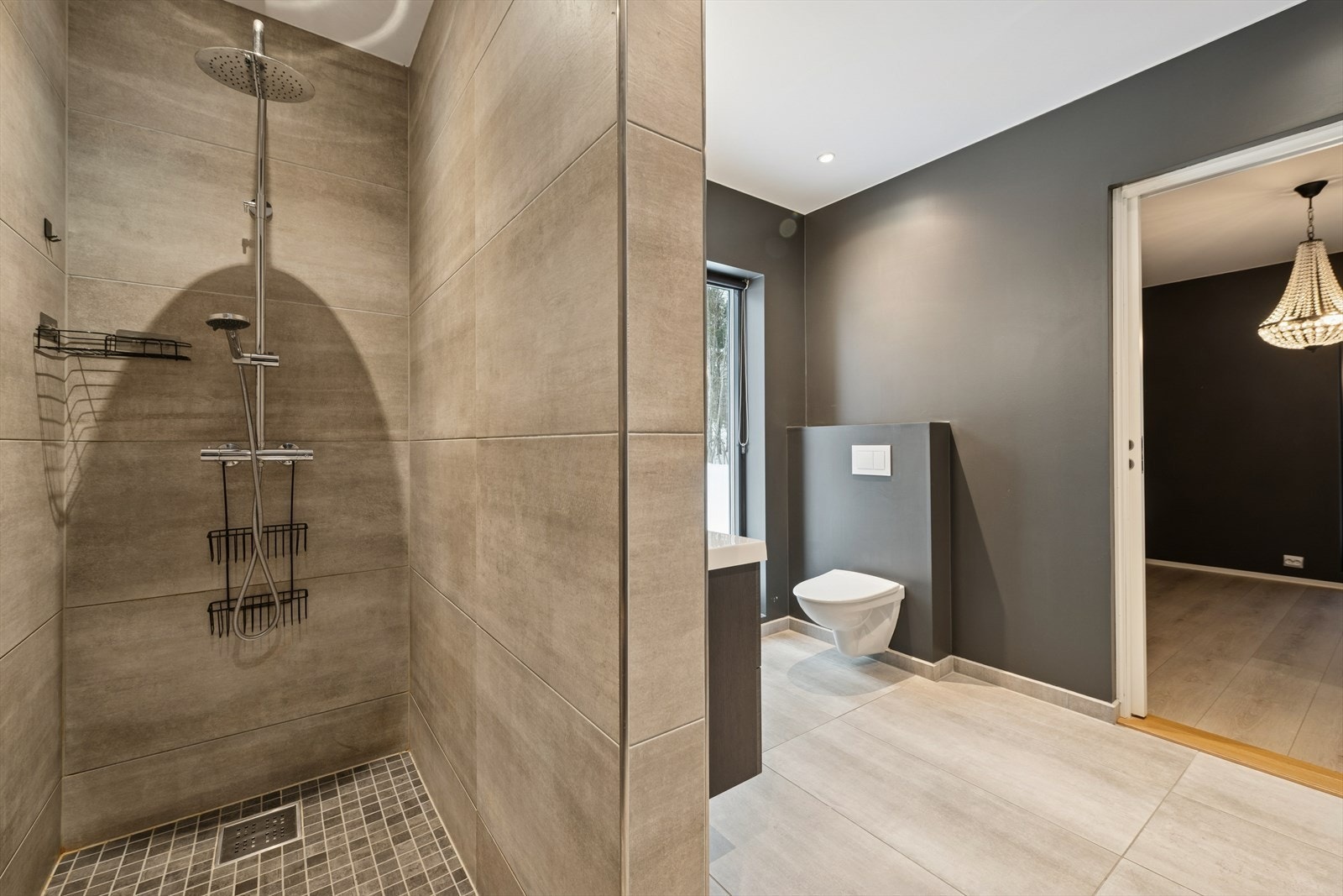 Innredningen består av servantmøbel og vegghengt toalett. Galleribilde