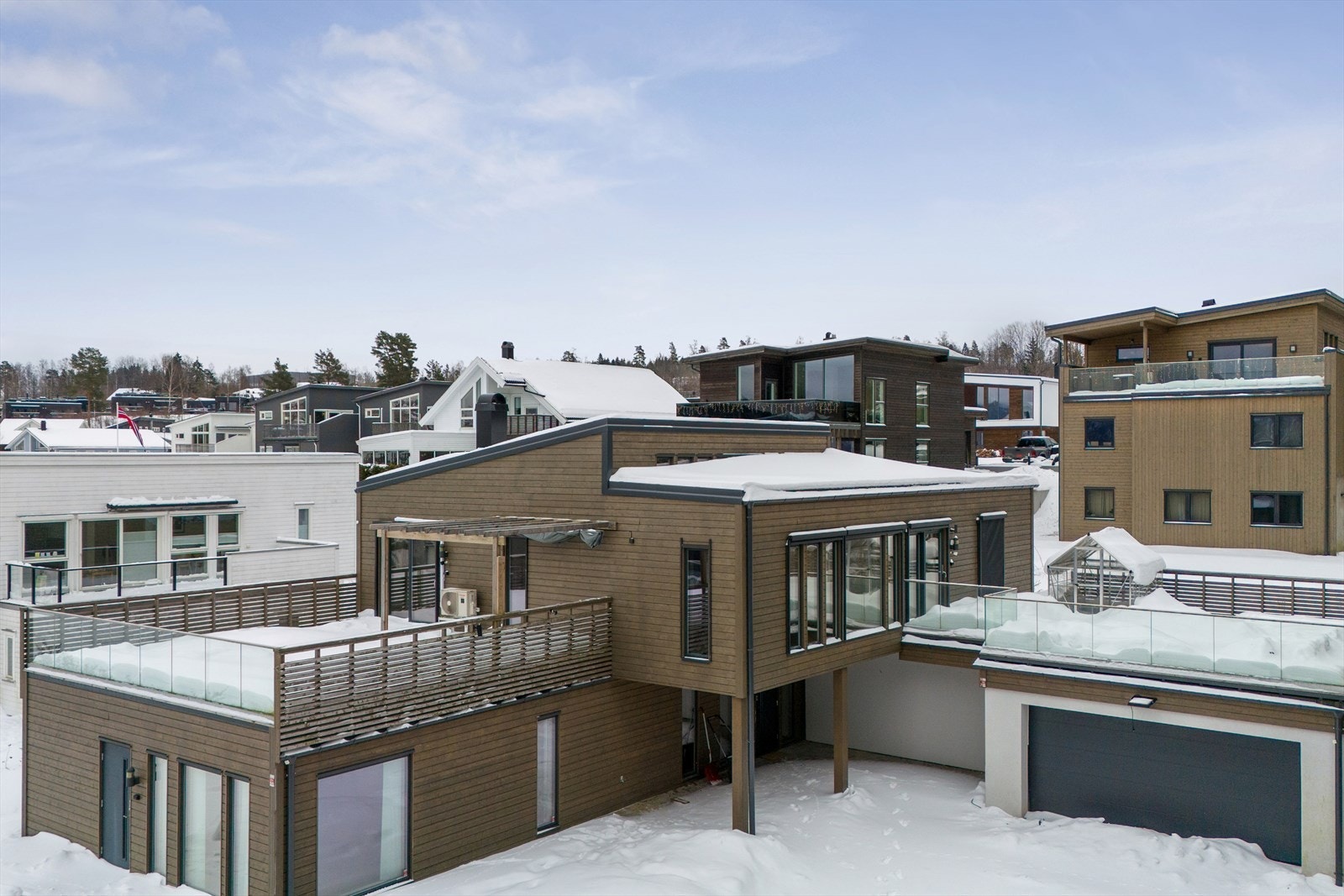 Moderne funkisbolig fra 2019 med store terrasser og gode solforhold. Galleribilde