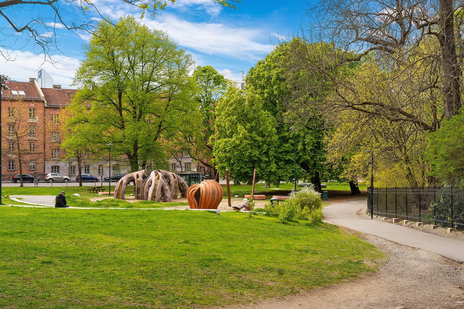 Leiligheten har nærhet til flotte park- og grøntområder som f.eks. Sofienbergparken, Botanisk Hage, Olaf Ryes Plass, Birkelunden og Kuba parken med et yrende folkeliv, arrangementer og konserter om sommeren. Galleribilde