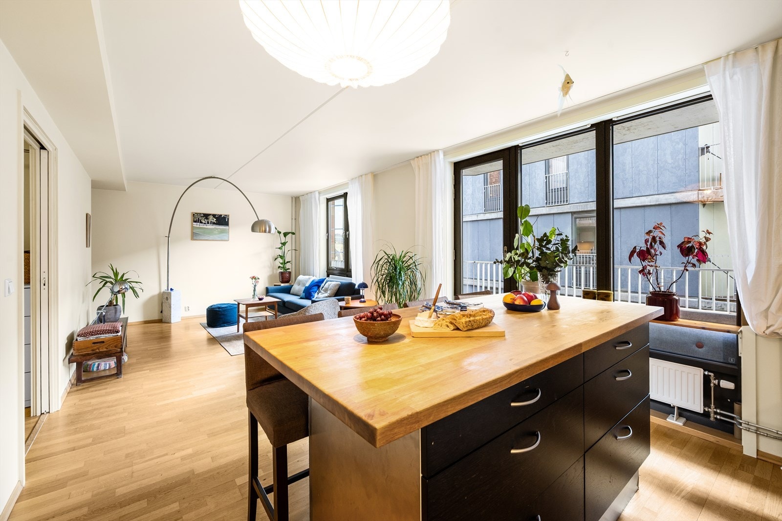 En attraktiv 3-roms hjørneleilighet med meget flott, sentral og samtidig rolig og tilbaketrukket beliggenhet på populære Grünerløkka. Galleribilde