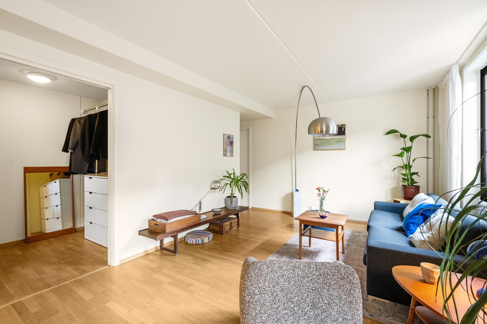 Stuen og kjøkkenet har en åpen og sosial planløsning som bidrar til en luftig romfølelse. Galleribilde