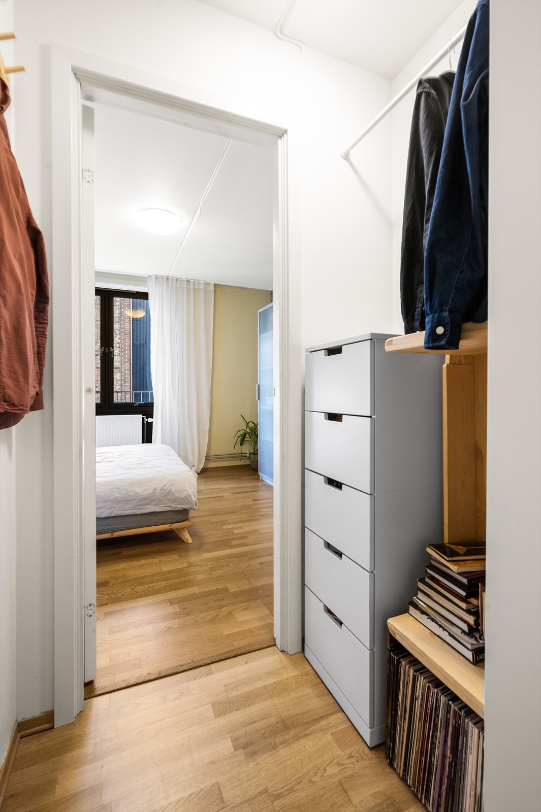 I tillegg til god lagringsplass i leiligheten, disponerer den en bod i 1. etasje. Galleribilde