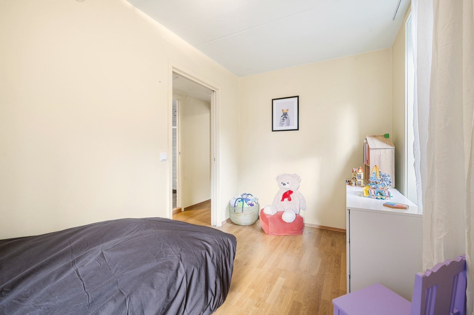 Soverommet har fleksible bruksmuligheter, og egner seg like godt som gjesteværelse, barnerom, hjemmekontor, eller en kombinasjon. Galleribilde