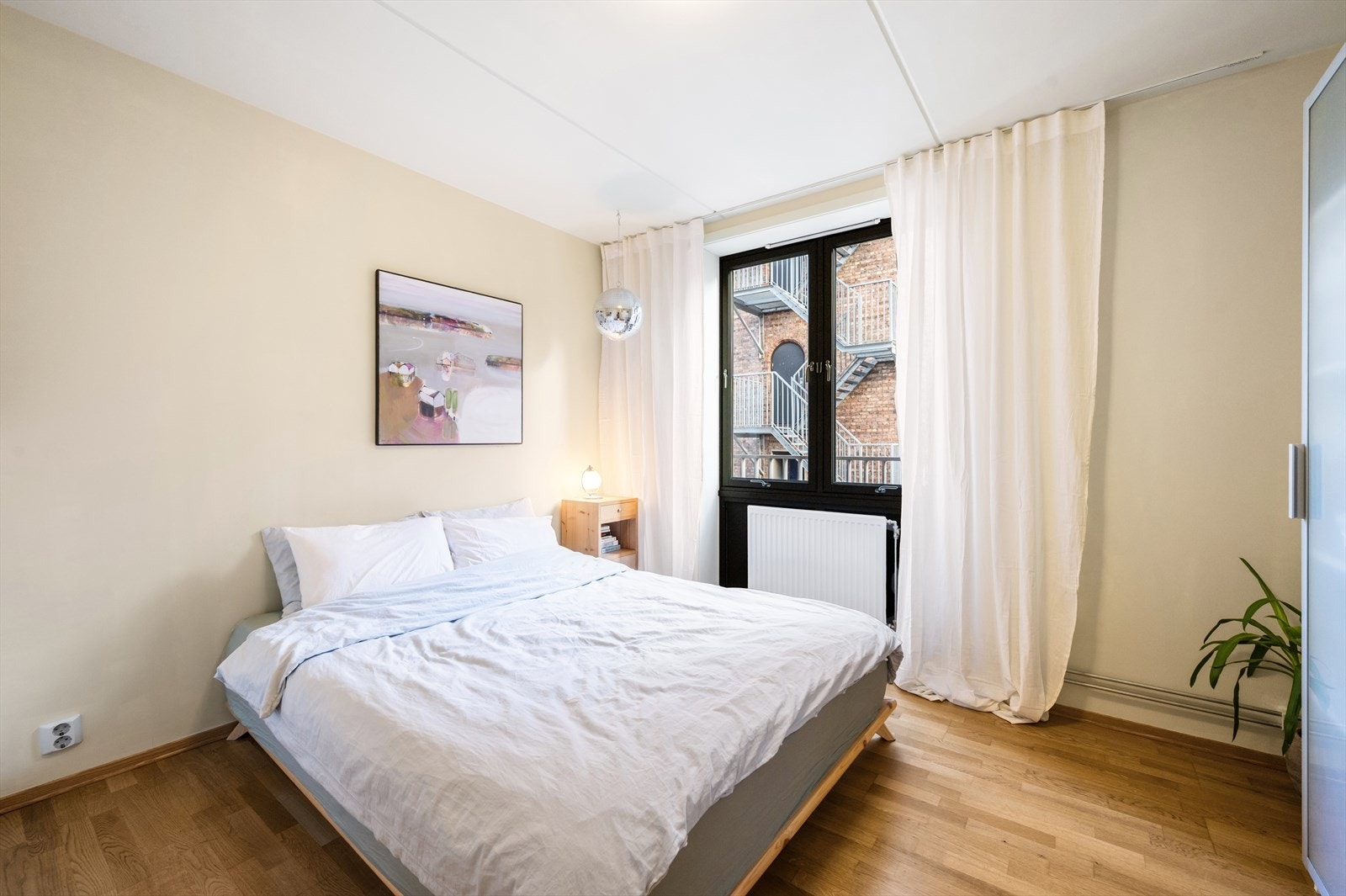 Romslig og innbydende hovedsoverom med god plass til dobbeltseng, nattbord og øvrig møblement. Galleribilde