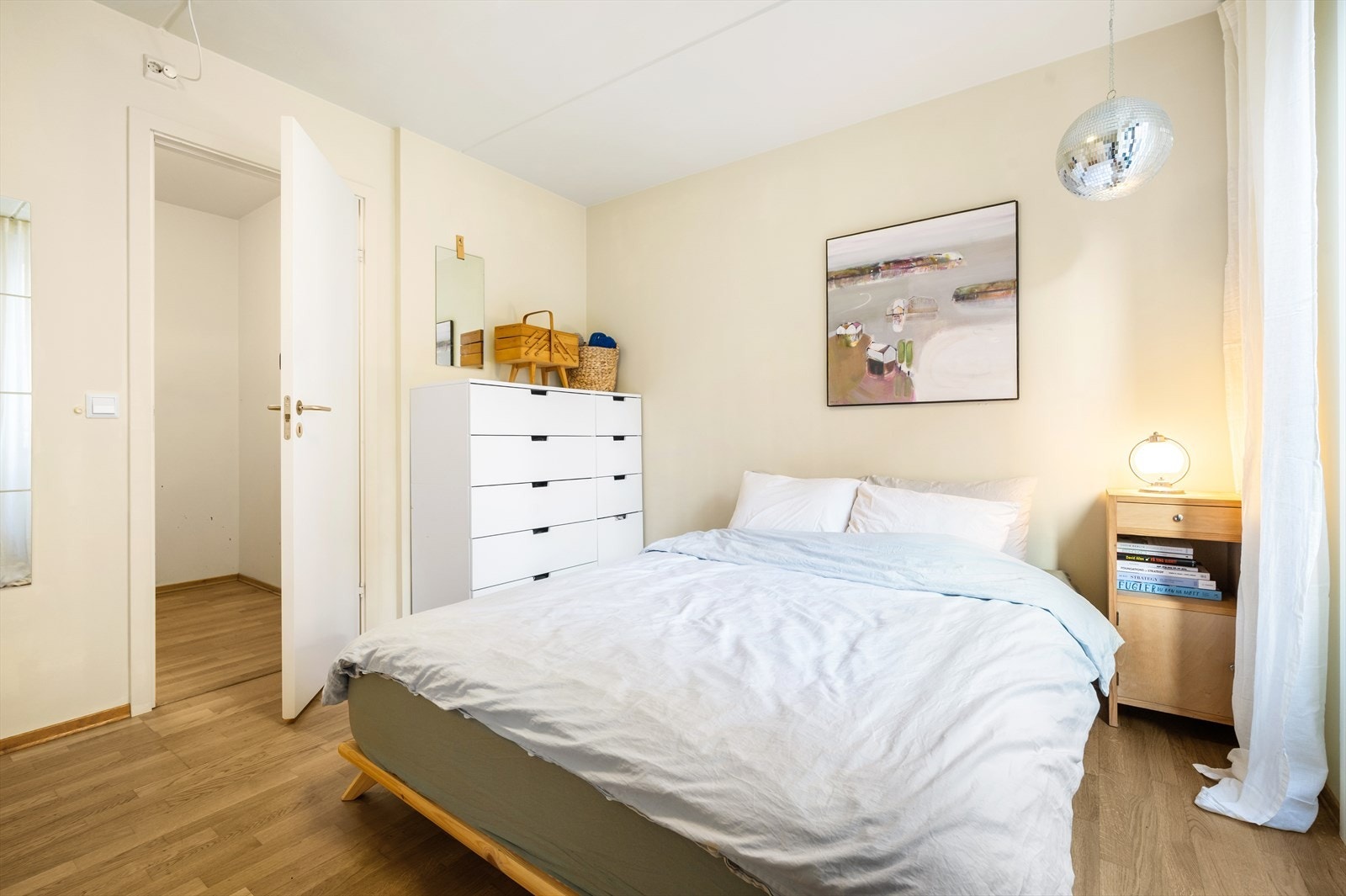 Myke fargetoner på veggene skaper en behagelig og avslappende atmosfære. Galleribilde