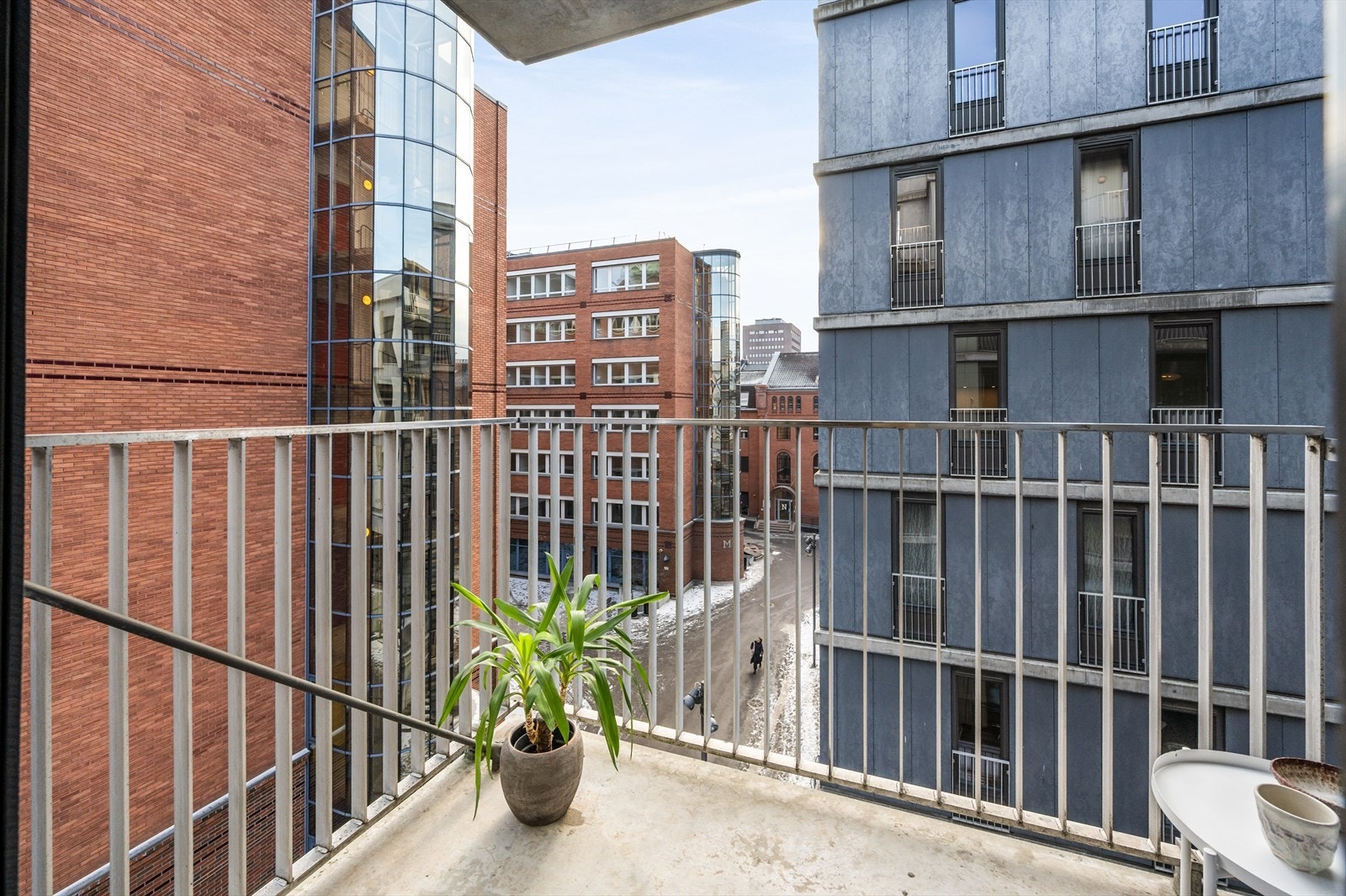 Fra soverommet er det utgang til en sydøstvendt balkong på ca. 3 m². De gamle lokalene til Schous bryggeri omkranser sameiet. Galleribilde