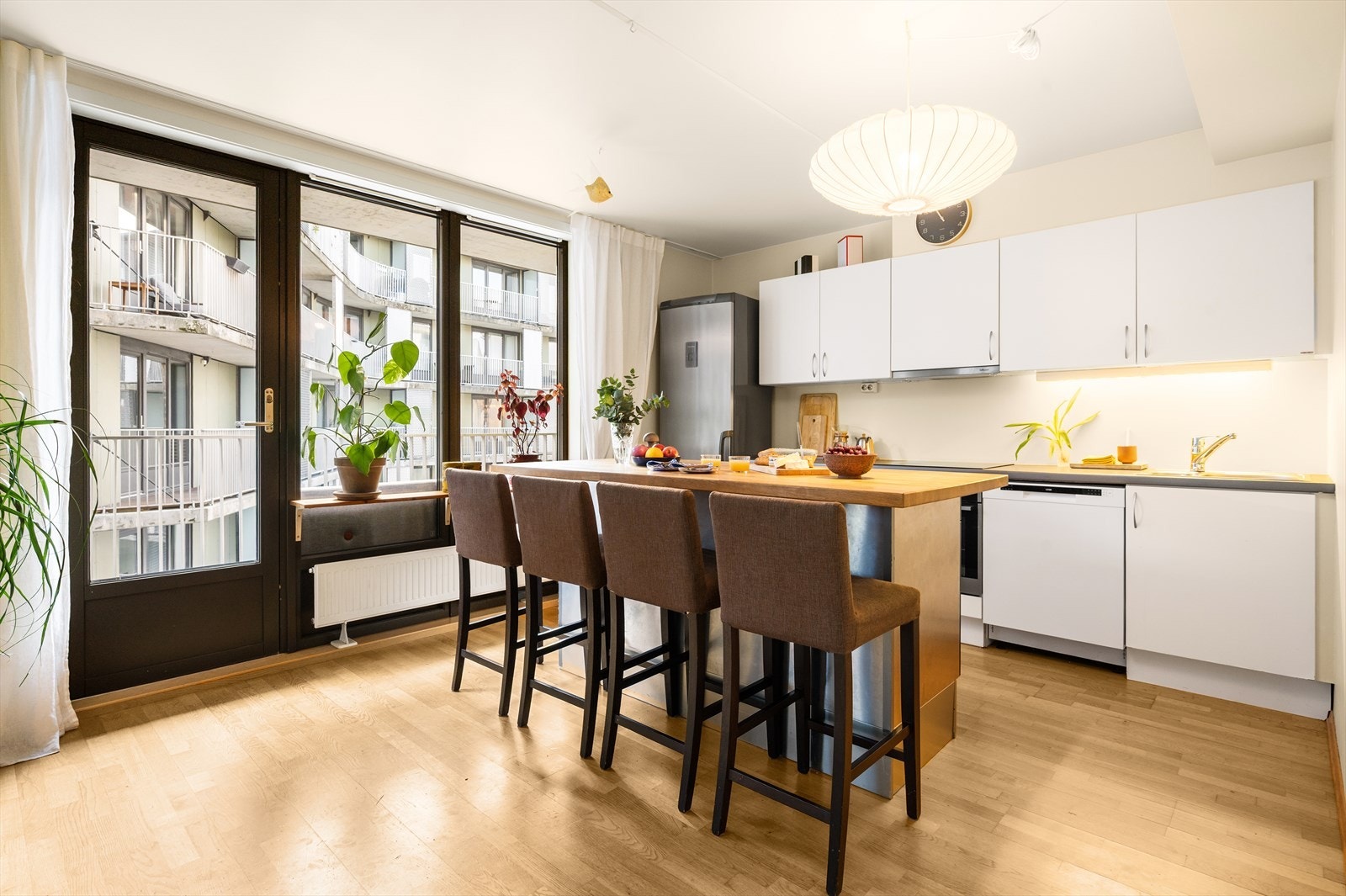 Dette er et kjøkken ideelt for både hverdagsbruk og hyggelige sammenkomster. Galleribilde