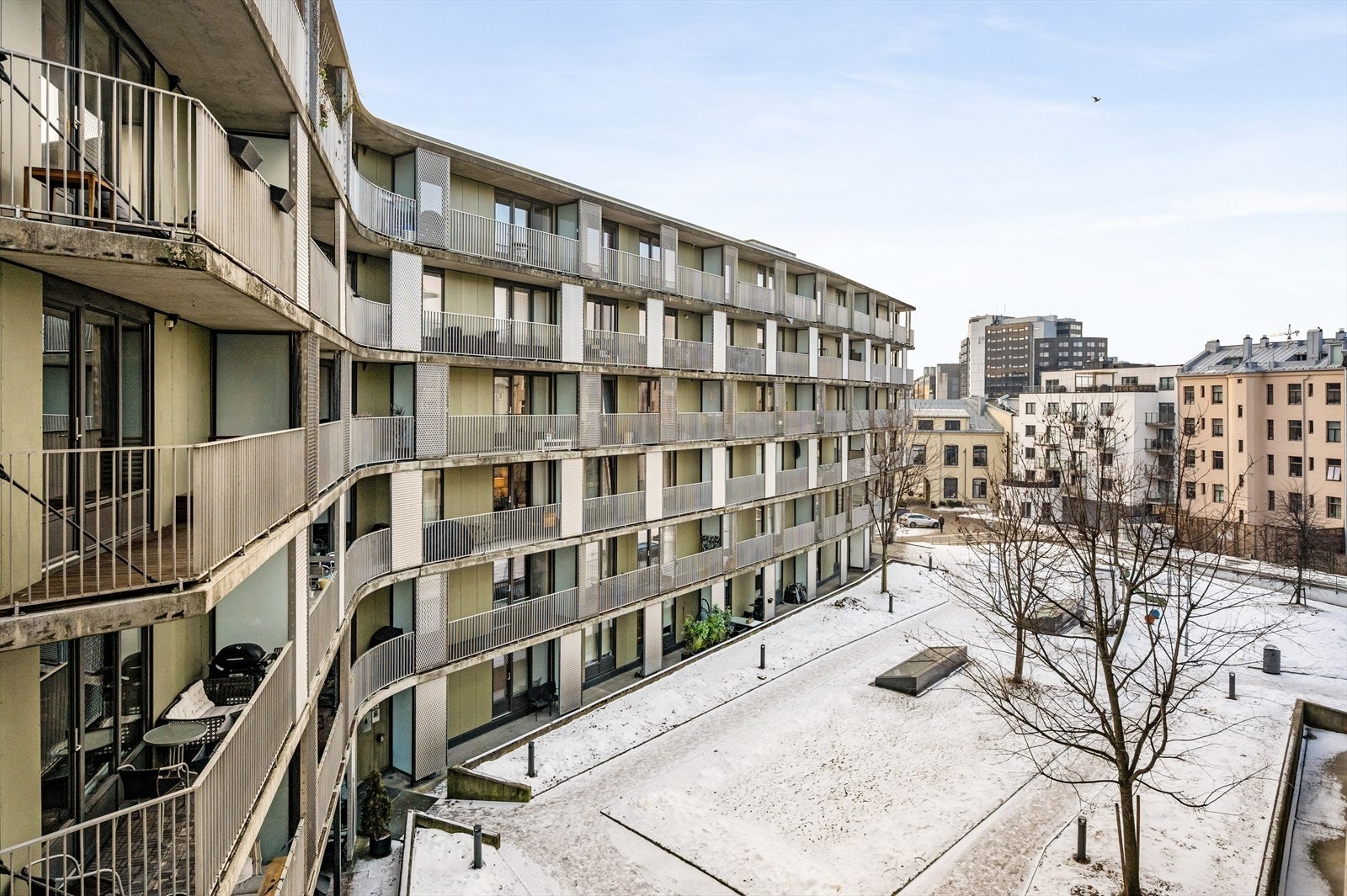 Leiligheten har en fin beliggenhet i indre gårdsrom, skjermet for trikk og buss. Galleribilde