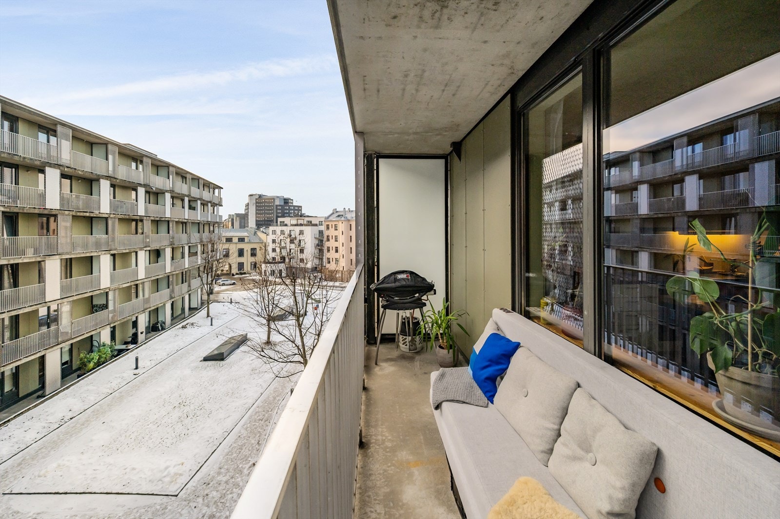 Fra stuen er det direkte utgang til en flott sydøstvendt balkong på ca. 7 m². Galleribilde