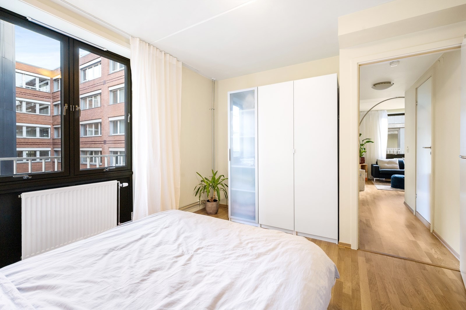 Det er plass til stort garderobeskap i rommet. Galleribilde