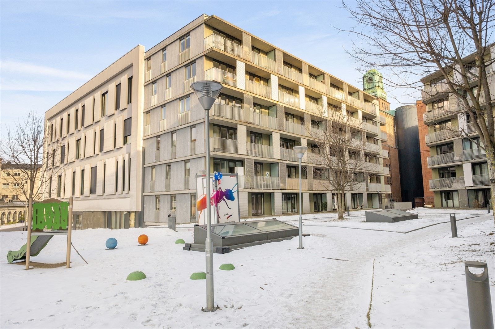 Trondheimsveien 2G ligger usjenert og tilbaketrukket, i indre gård, i Schous kvartalet. Galleribilde