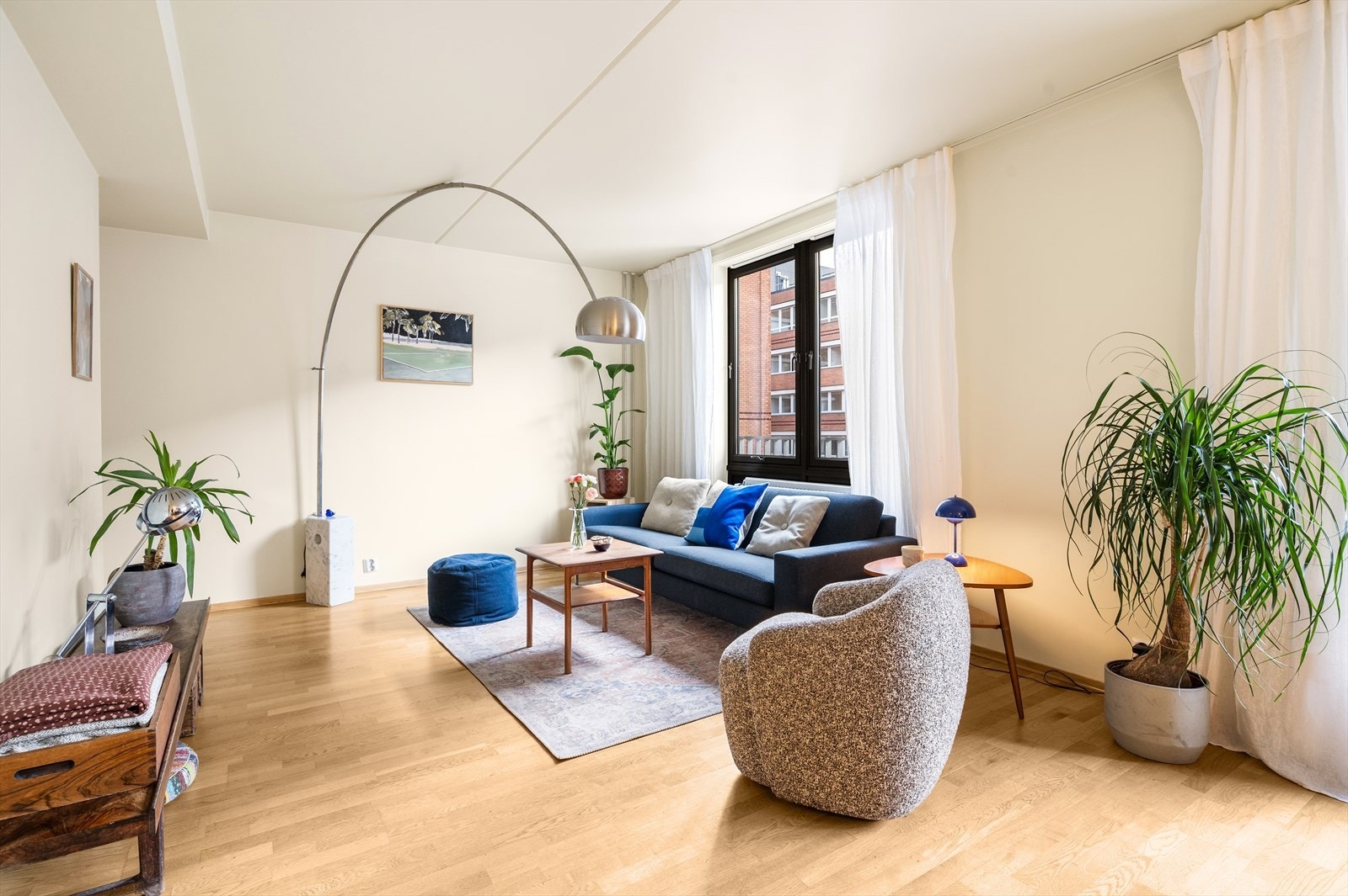 Den lyse og hyggelige stuen har store vindusflater som slipper inn rikelig med dagslys. Galleribilde