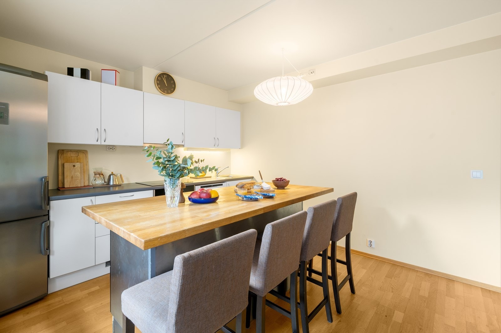 Kjøkkenet har en funksjonell utforming med rikelig skap- og benkeplass, samt en flott, frittstående kjøkkenøy som kan flyttes på. Galleribilde