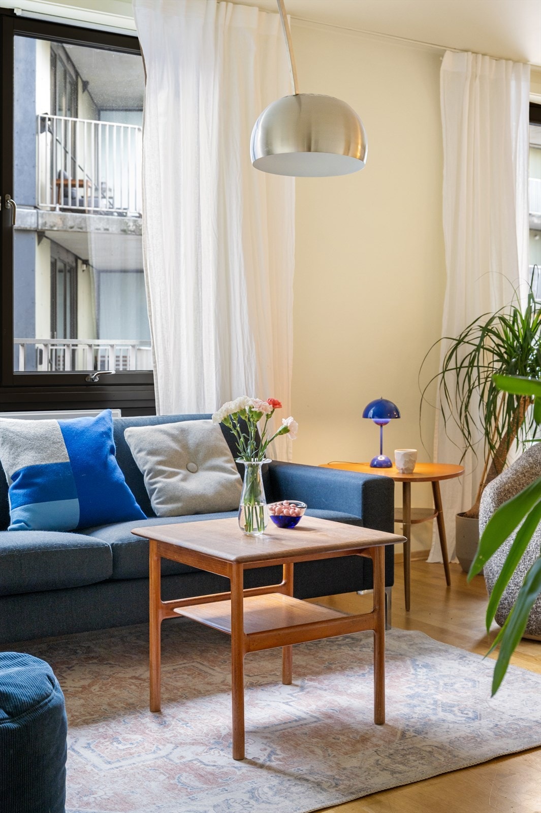 Leiligheten blir oppvarmet med radiatorer. Fyring og varmtvann er inkludert i felleskostnadene. Galleribilde