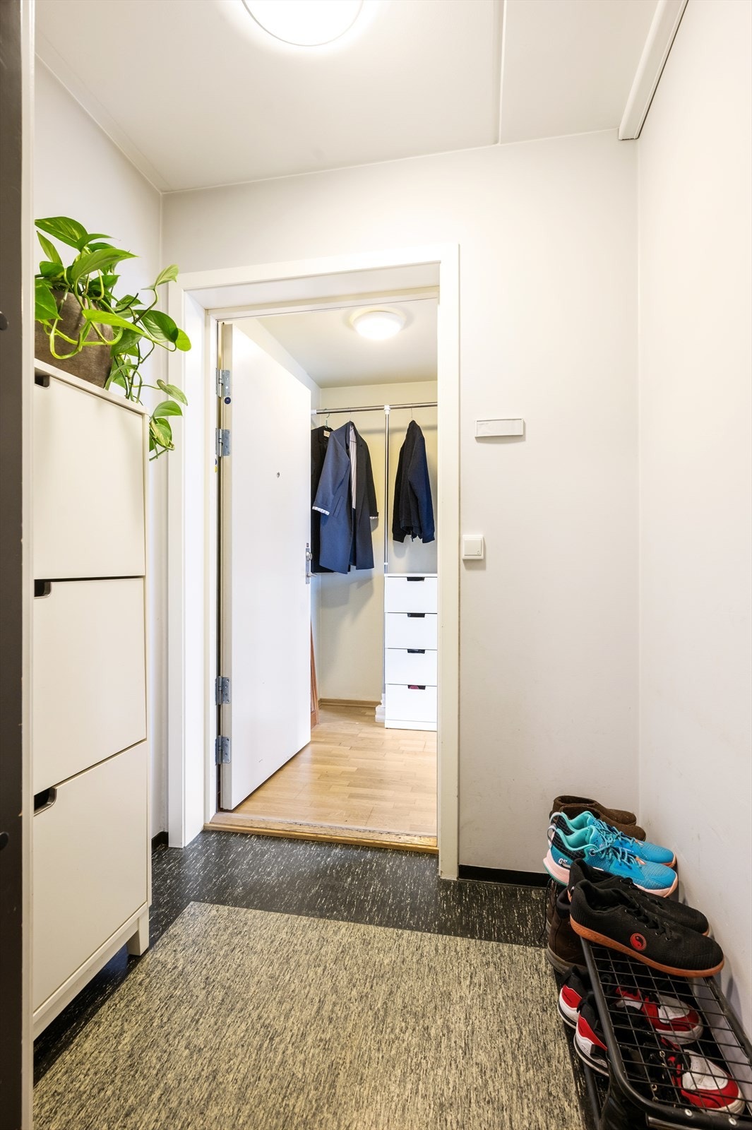 Praktiske oppbevaringsløsninger sørger for en ryddig og funksjonell hverdag. Galleribilde