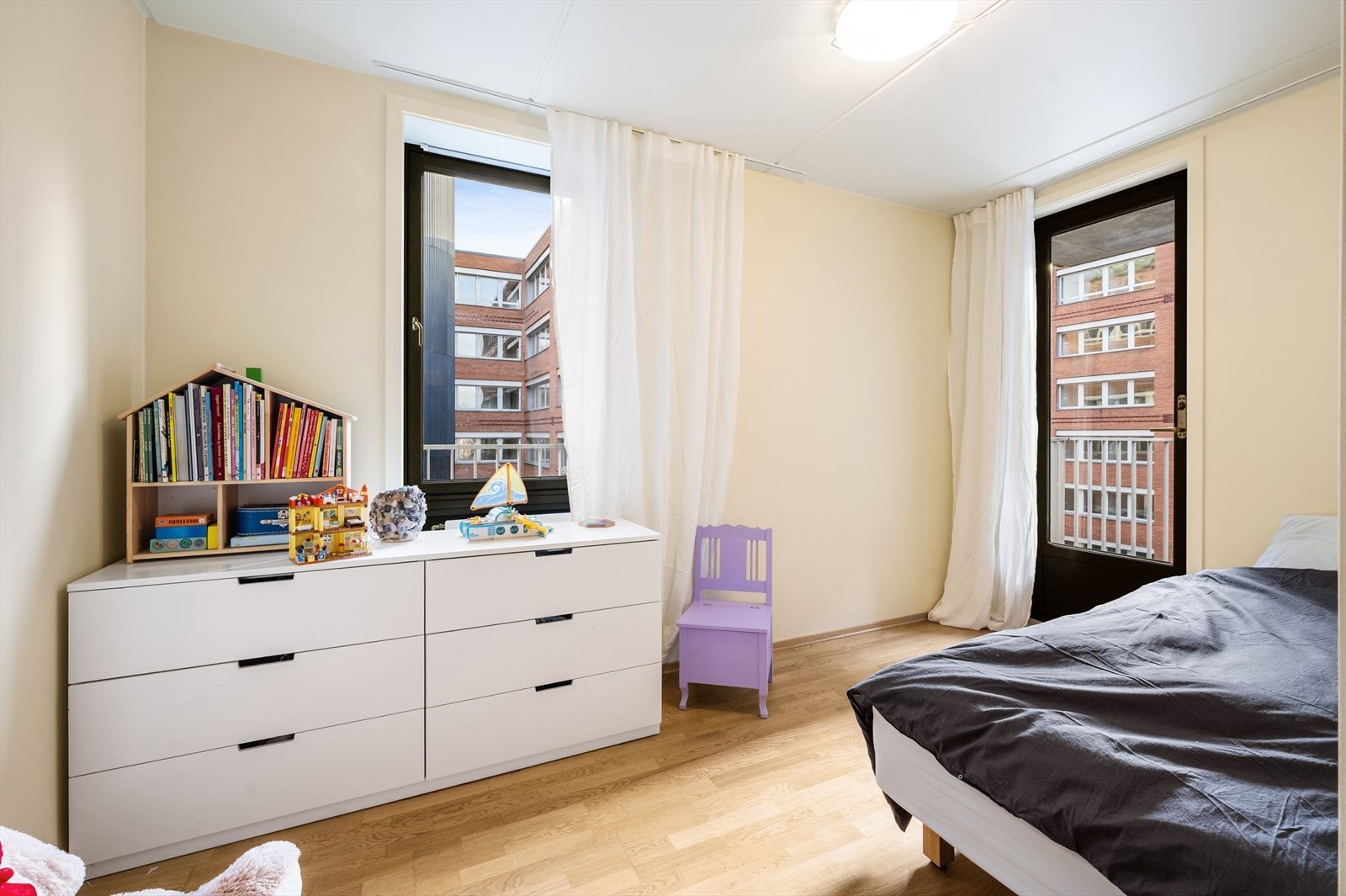 Soverom 2 har en attraktive hjørnebeliggenhet som gir rikelig med naturlig lysinnslipp fra to sider. Galleribilde