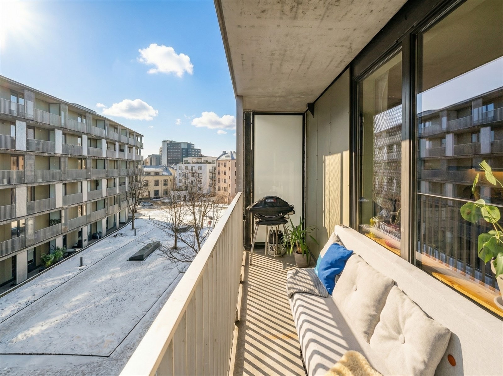 Leiligheten ligger i et nyere bygg fra 2009 med heis, to balkonger, felles takterrasse, sykkelbod og muligheter for garasjeleie. (Solen er illustrert, avvik kan forekomme). Galleribilde