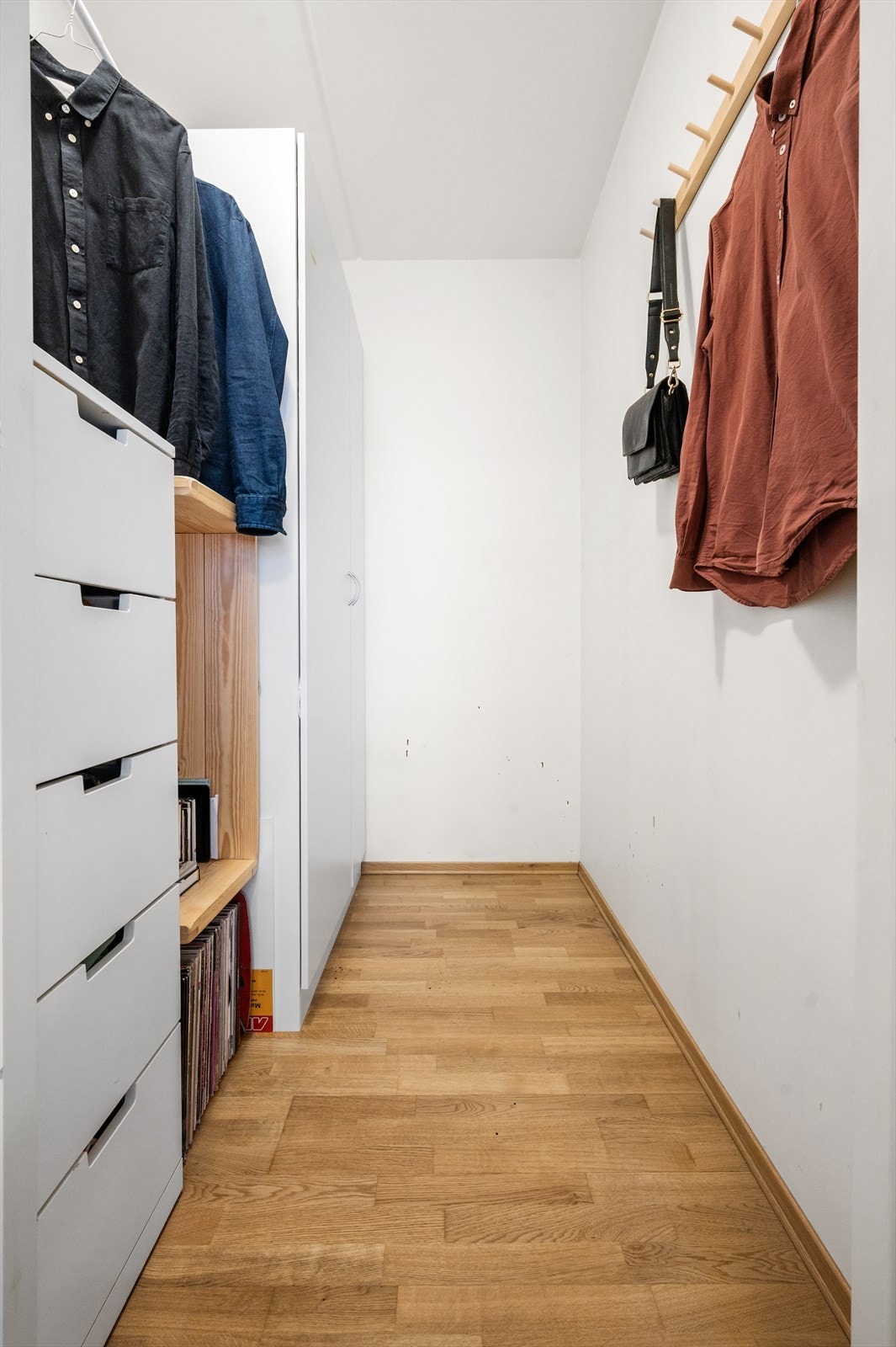 Superpraktisk innvendig bod med svært gode oppbevaringsmuligheter. Galleribilde