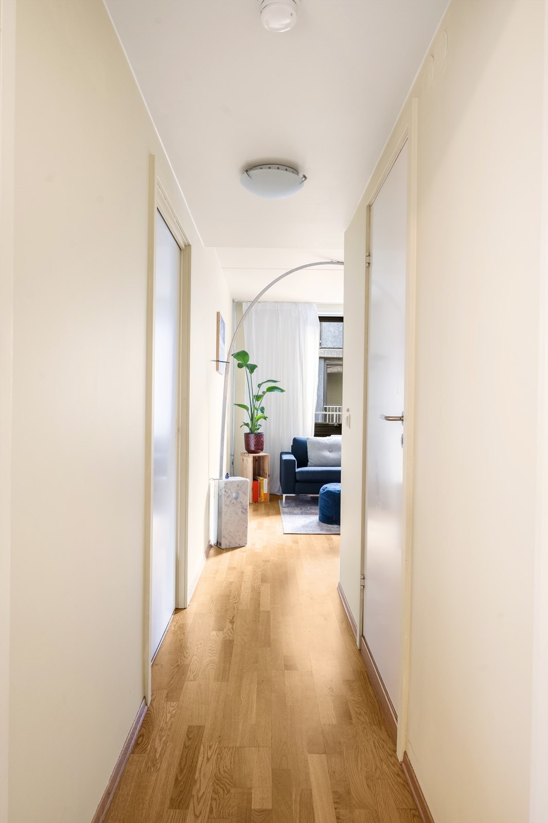 Leiligheten har to flotte soverom med gode lysforhold, perfekte for både avslapning og oppbevaring. Galleribilde