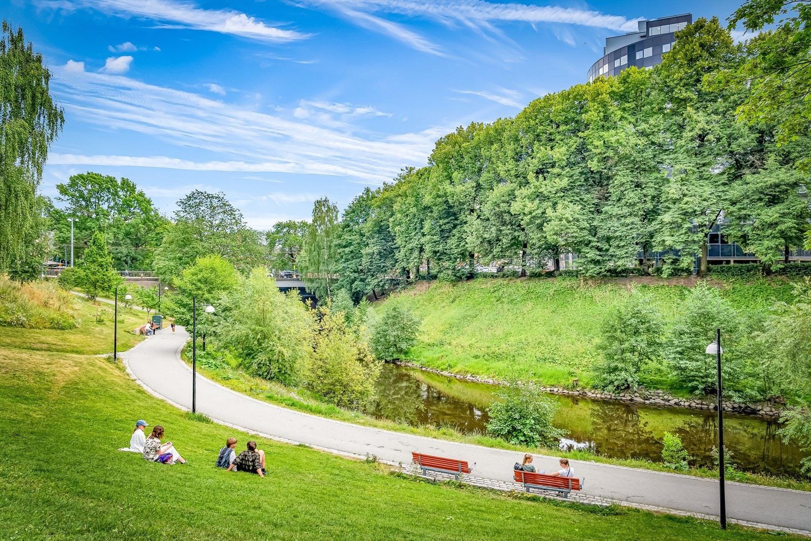 For hyggelige søndagsturer kan en spasere i naturskjønne omgivelser langs Akerselva opp forbi Nydalen og Frysja, samt videre innover mot Maridalsvannet eller nedover elven til Bjørvika og Operaen. Galleribilde