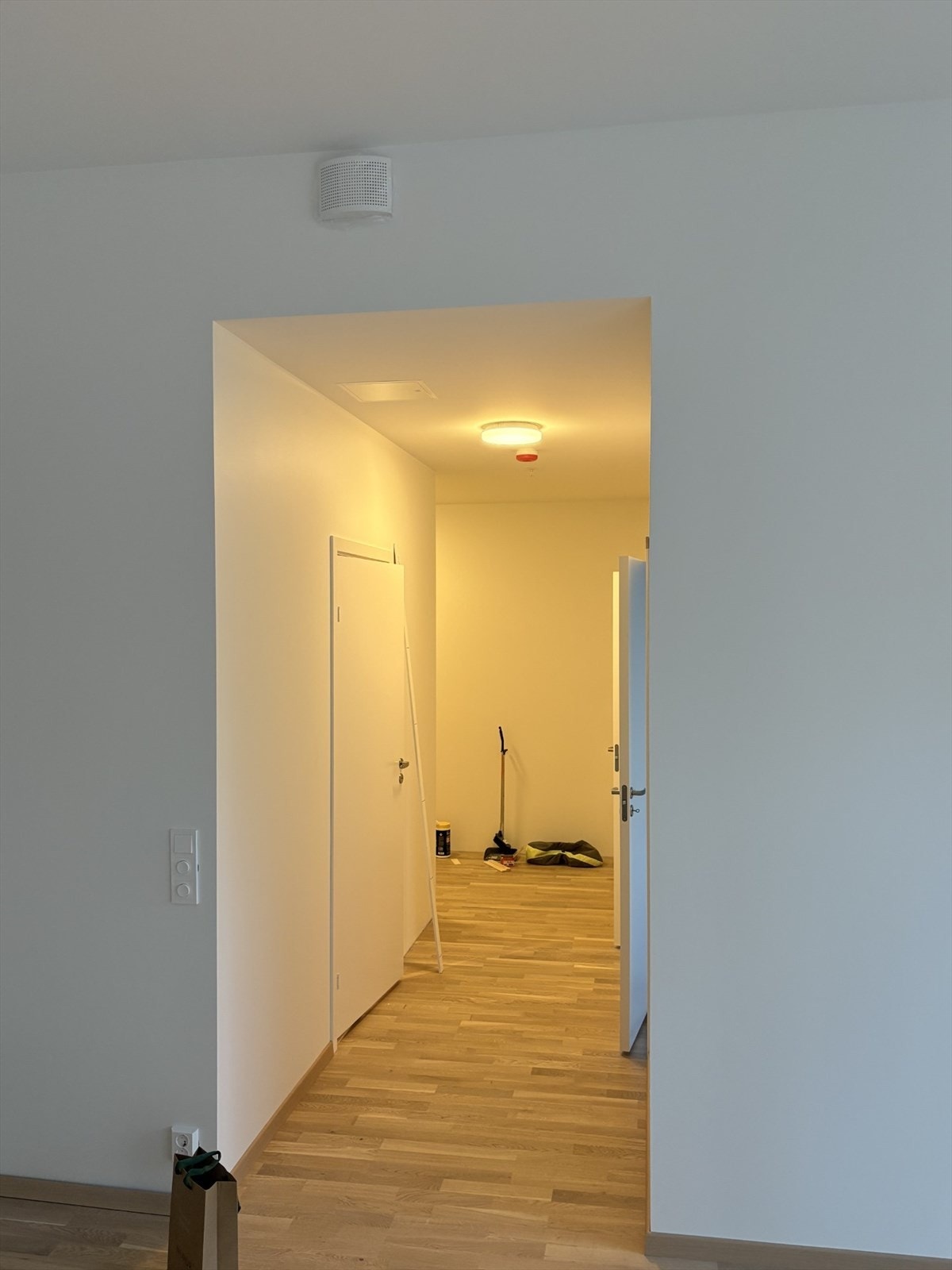 Det er bestilt tilvalg/endring med slagdør til soverom og fjernet dør mellom gang og stue for en luftig og åpen løsning Galleribilde