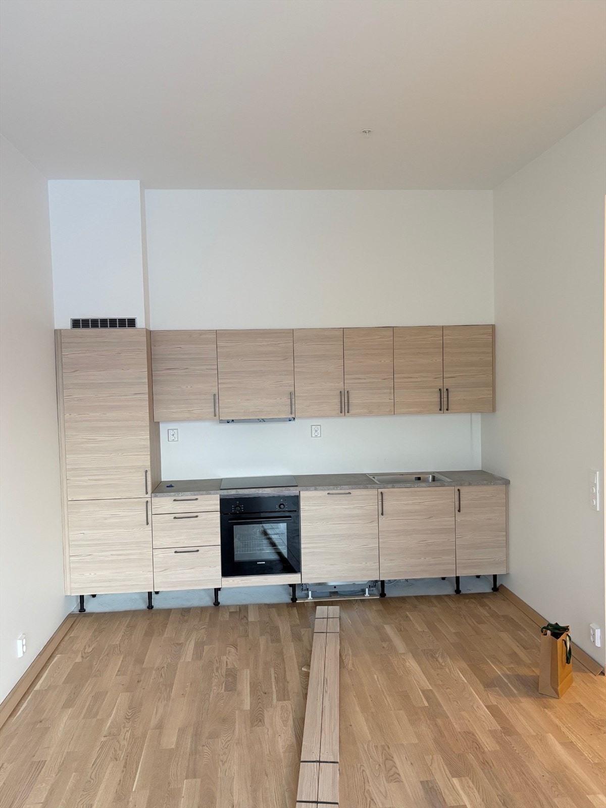 Lekkert kjøkken fra HTH med integrerte hvitevarer fra Siemens Galleribilde