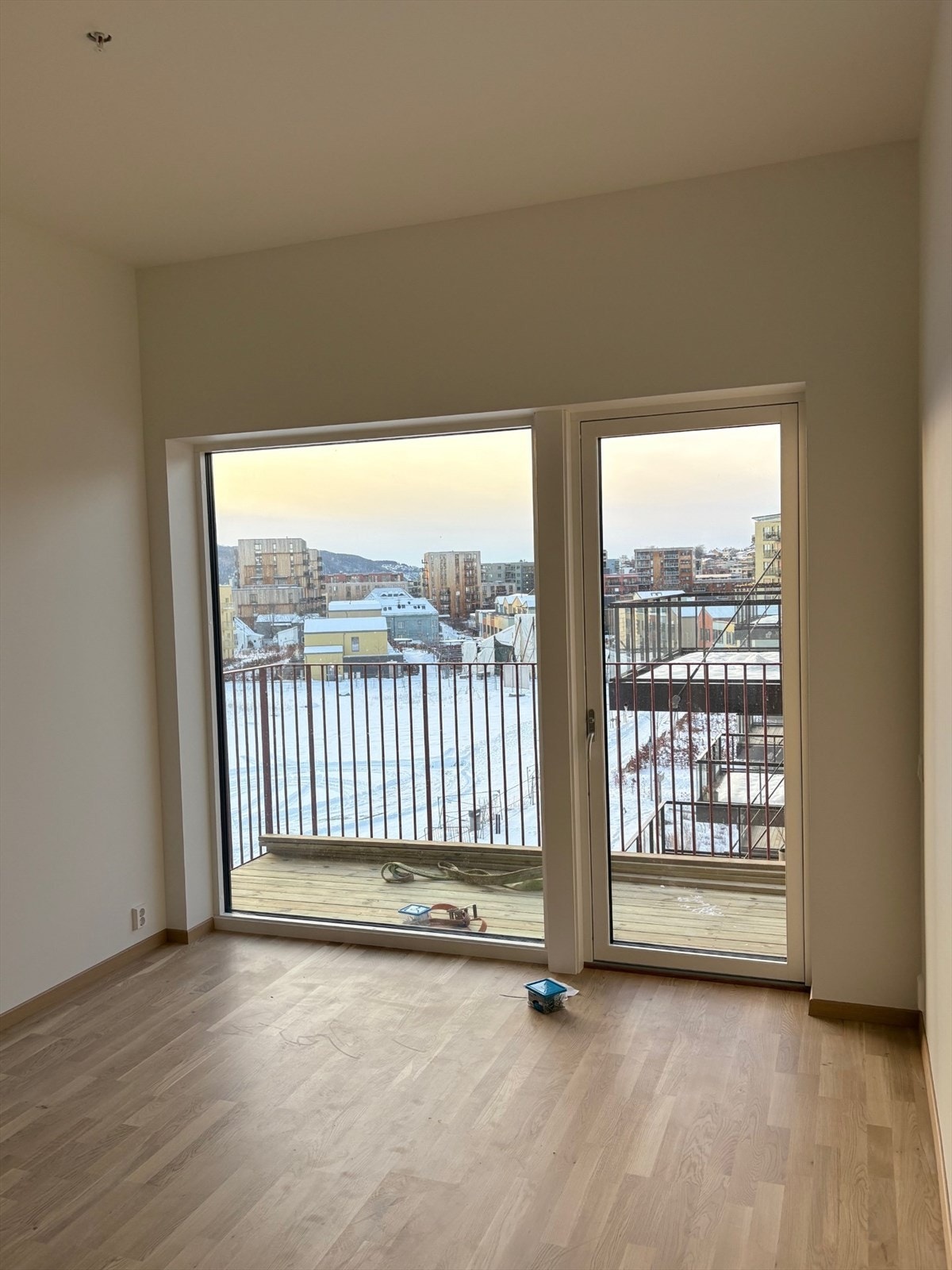 Fantastisk takhøyde på hele 3,20m på stue/kjøkken og soverom Galleribilde