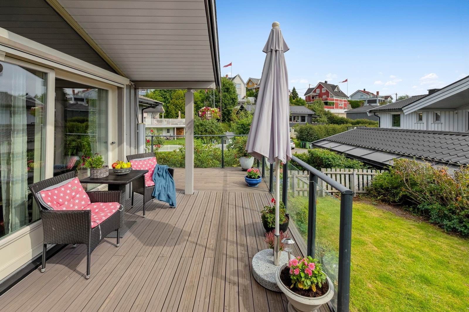 Fin solrik sydvestvendt terrasse på ca. 30 m². Terrassen ble modernisert i 2018 med bl.a. nye terrassebord og nytt rekkverk med stål/glass. Galleribilde