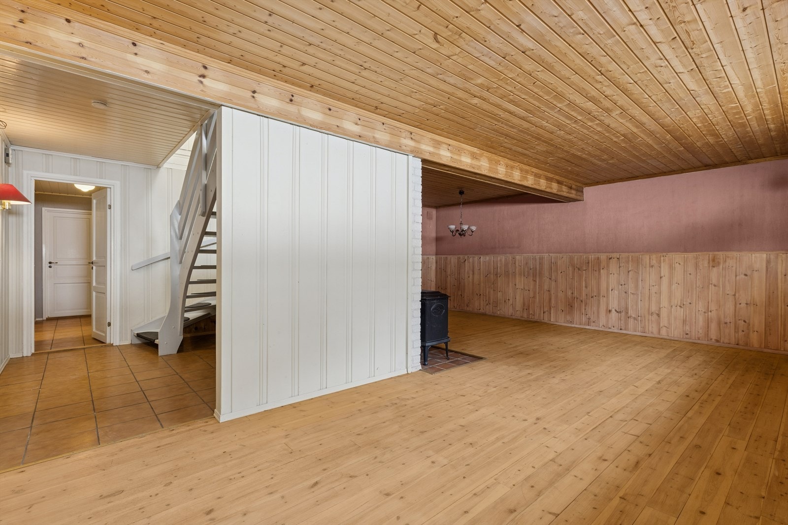 Stor romslig kjellerstue. Galleribilde