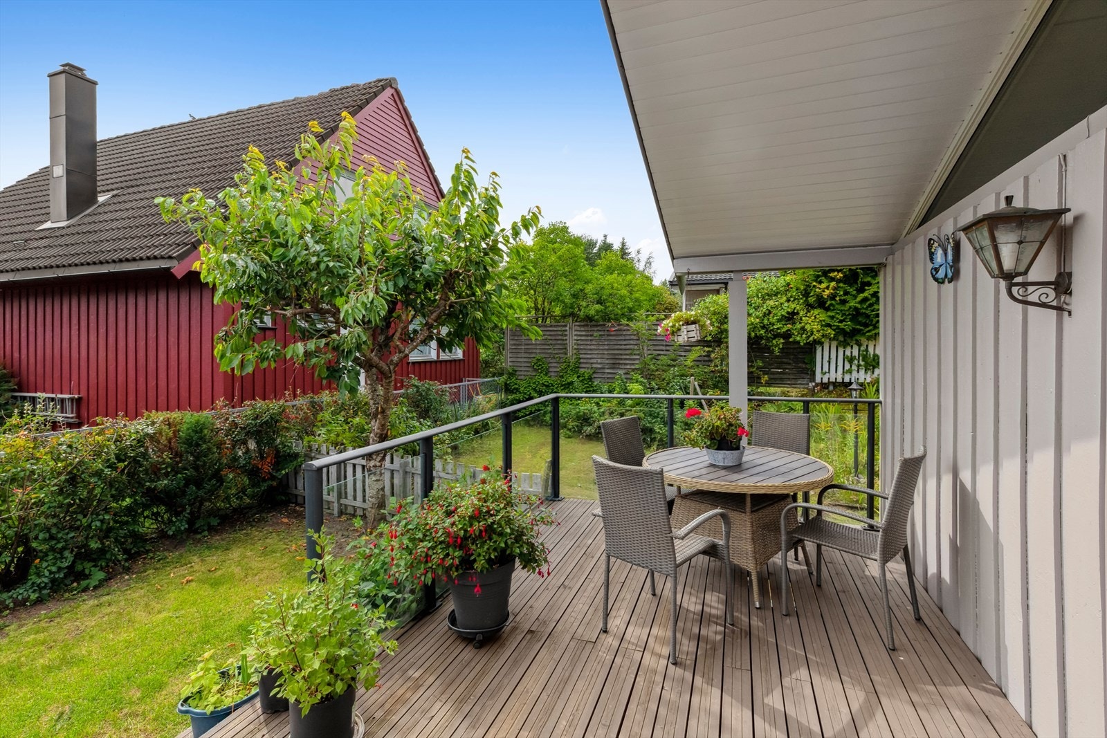 Terrassen har god plass til flere sittegrupper. Galleribilde