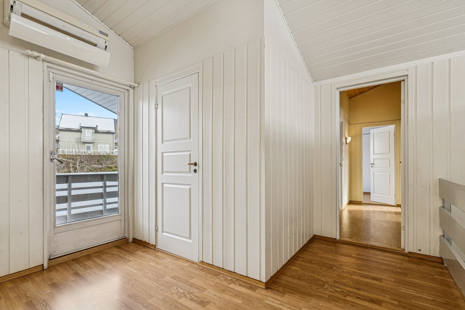 Gang med adkomst til bod, bad og soverom, for øvrig utgang til veranda. Varmepumpe ble montert i 2011. Galleribilde