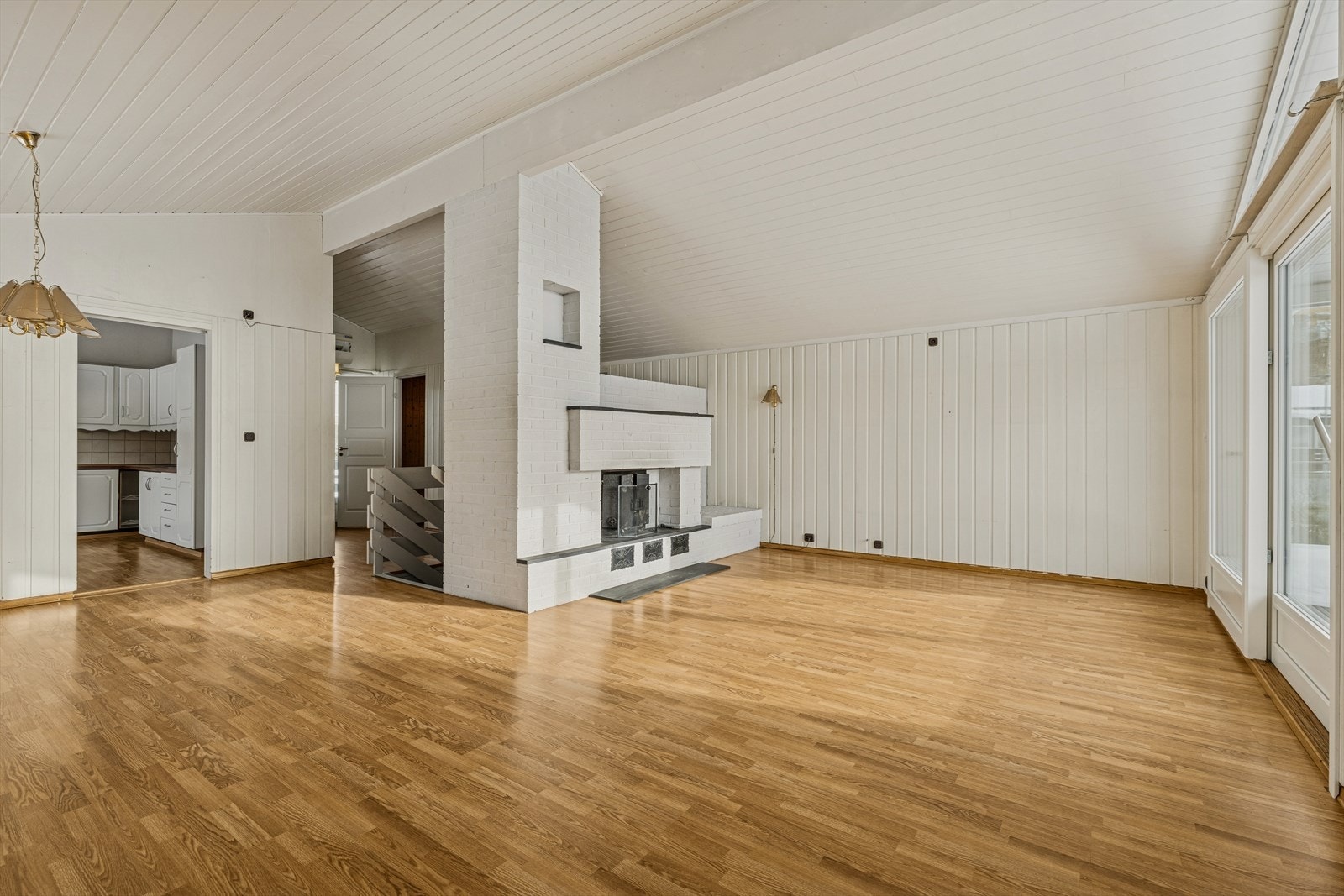 Stue med peisovn for ekstra varme og hygge. Galleribilde