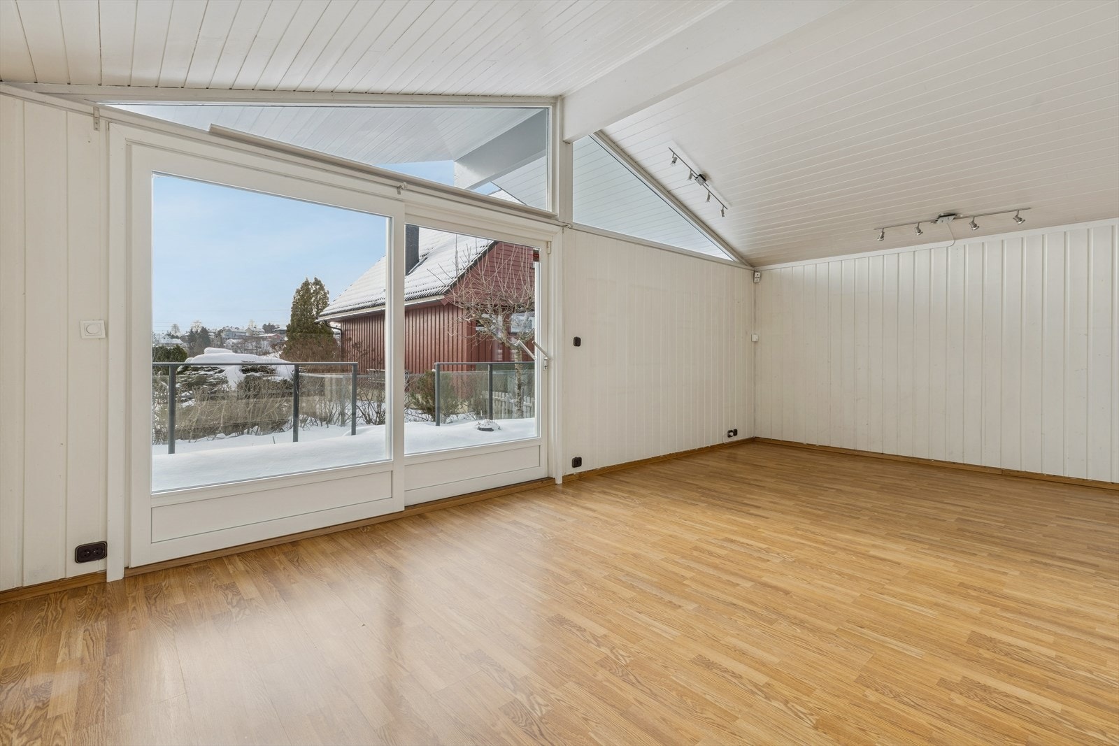 Lys og romslig stue med utgang til terrasse og hage. Galleribilde