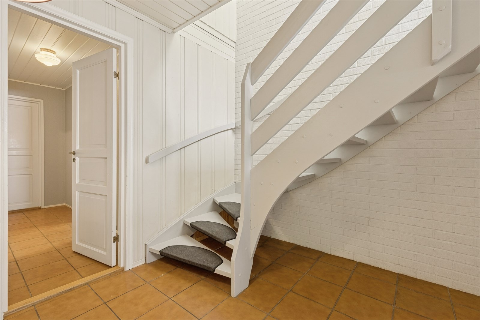 Gang med trapp opp til 1. etg. Galleribilde