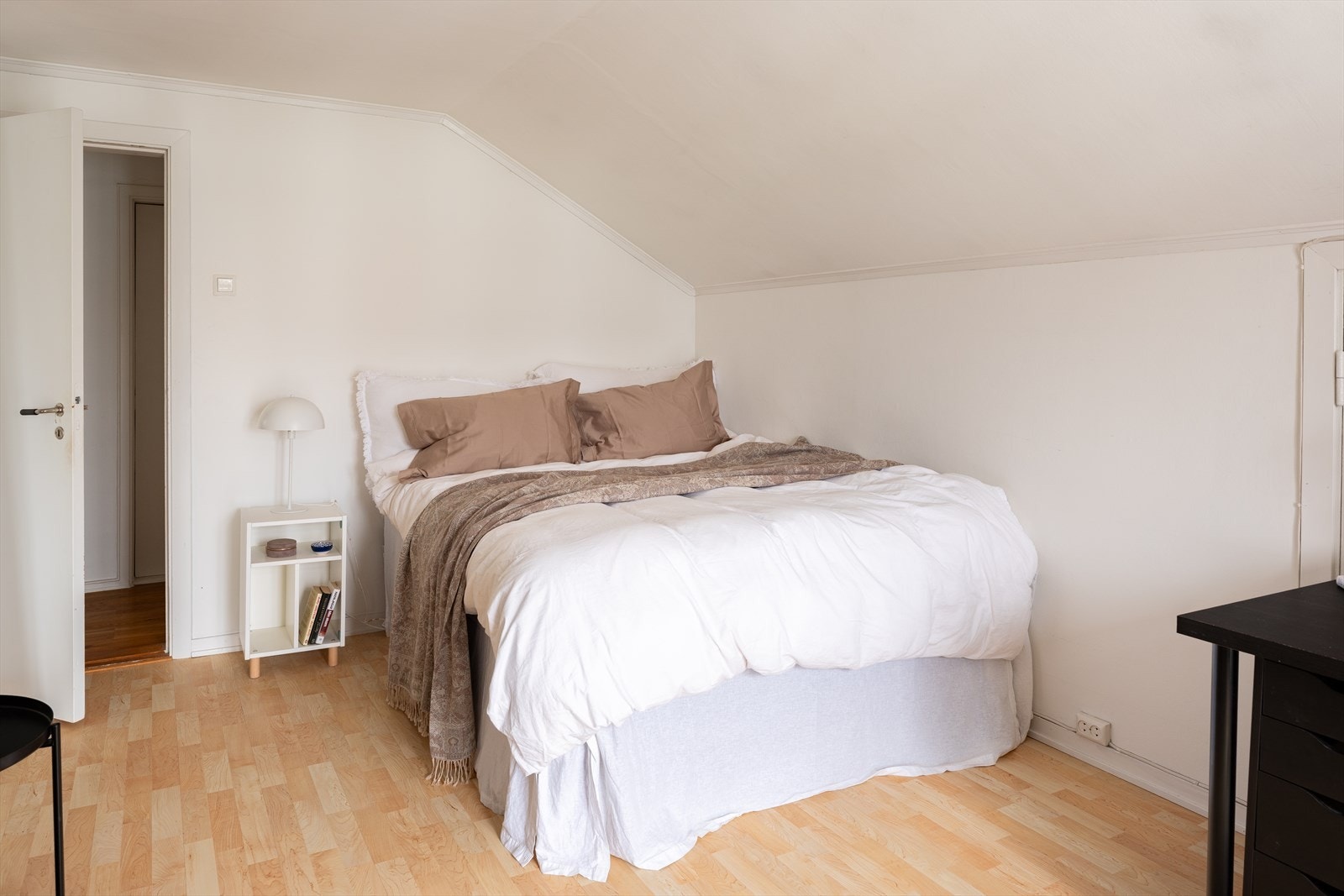 Det andre soverommet på øverste plan måler 16 m², og har god plass til dobbeltseng, kontorplass og garderobeløsning. Galleribilde