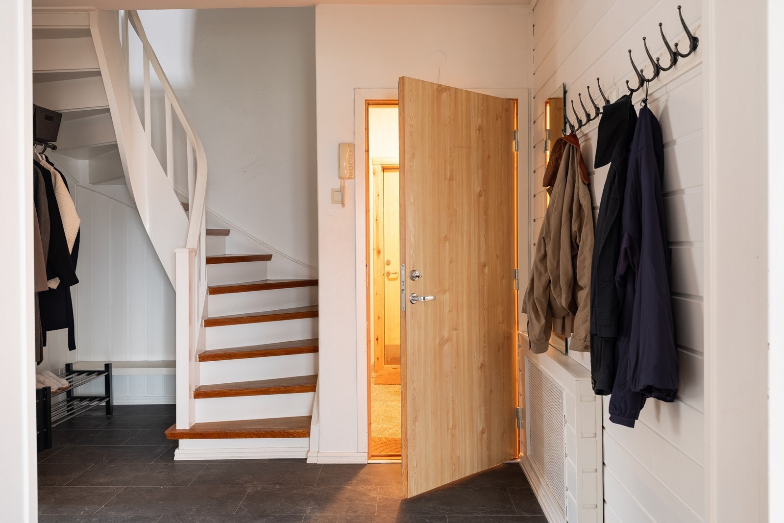 Trappen tar deg videre opp til de to andre soverommene, samt baderommet og godt med lagringsplass i form av kneloft og egen innvendig bod. Galleribilde