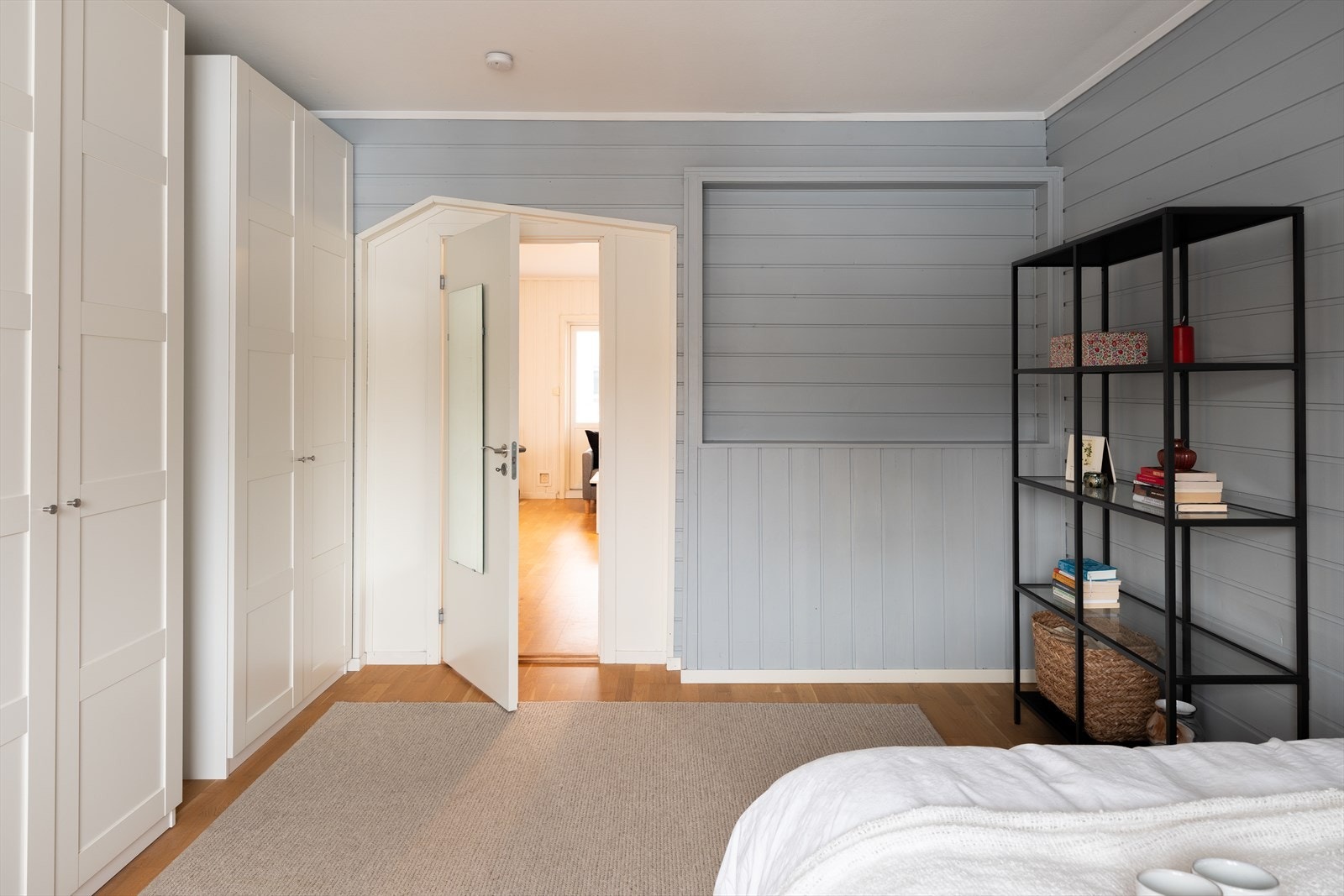 Det er også meget god plass til en større garderobeløsning. Galleribilde