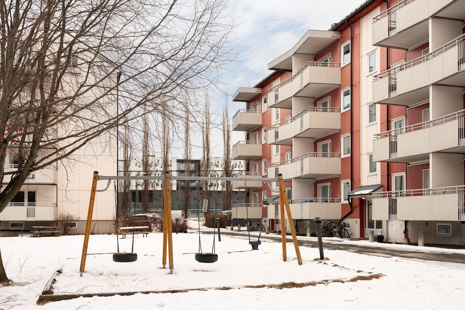 Rolig og tilbaketrukket beliggenhet, usjenert i enden av en blindvei. Hyggelig felles bakgård med store grøntarealer/lekeplass. Galleribilde