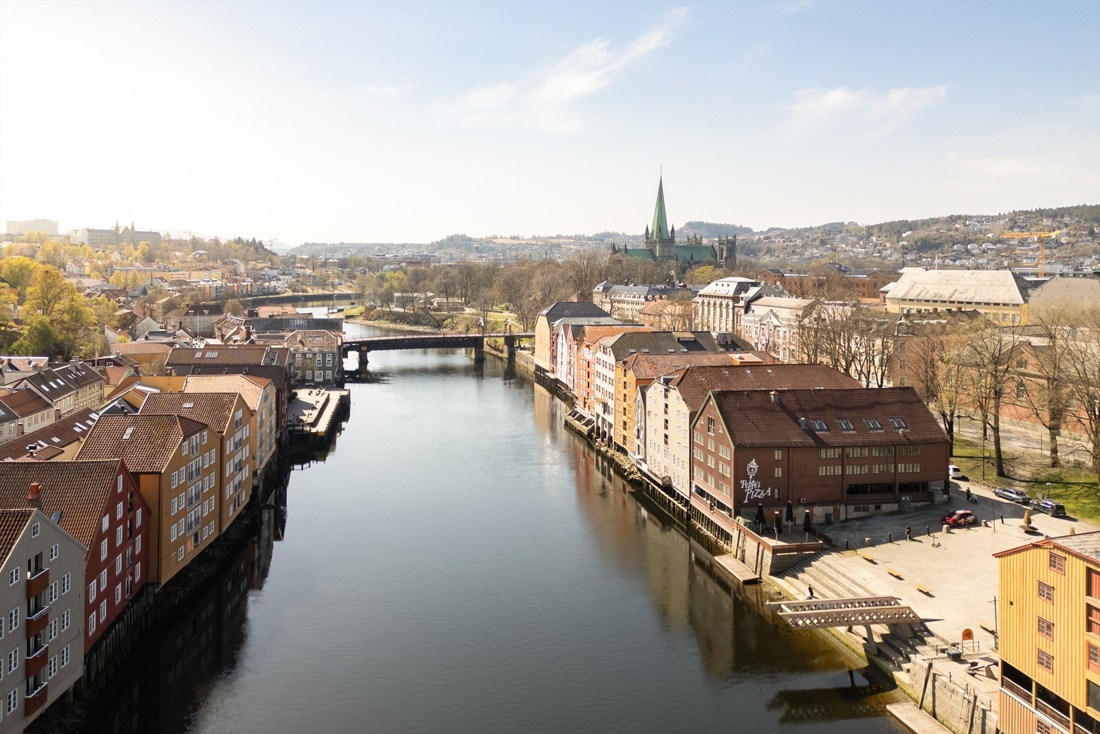 Langs Nidelva kan man ta turen innom en av de hyggelige serveringsstedene som ligger i den gamle trehusbebyggelsen på Bakklandet. Galleribilde